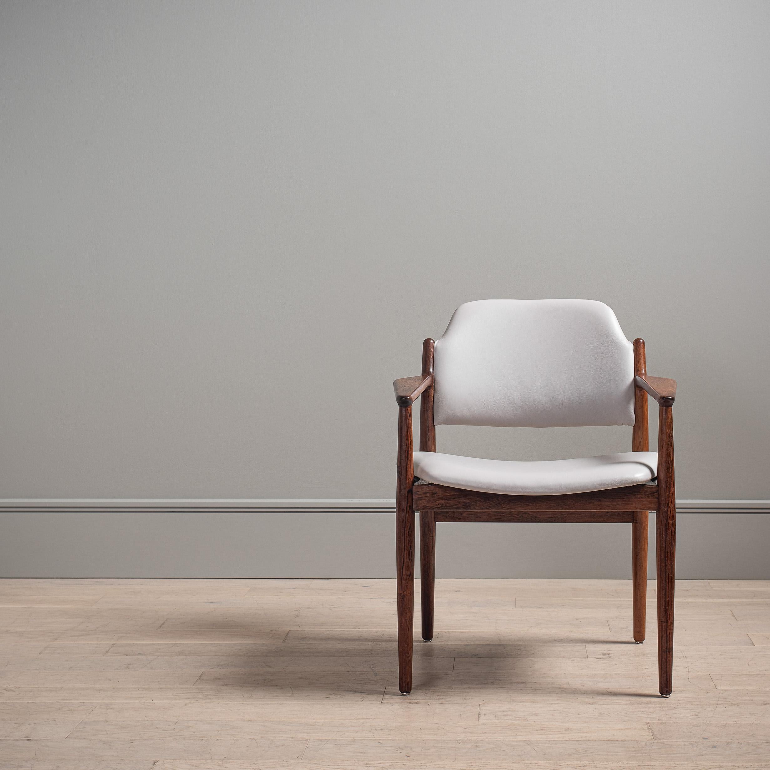 Magnifique fauteuil / chaise de bureau conçu par Arne Vodder et fabriqué par Sibast, vers 1960, Danemark. Entièrement retapissé en cuir italien blanc acier. Extrêmement confortable et d'une conception superbe. Très bon état.
