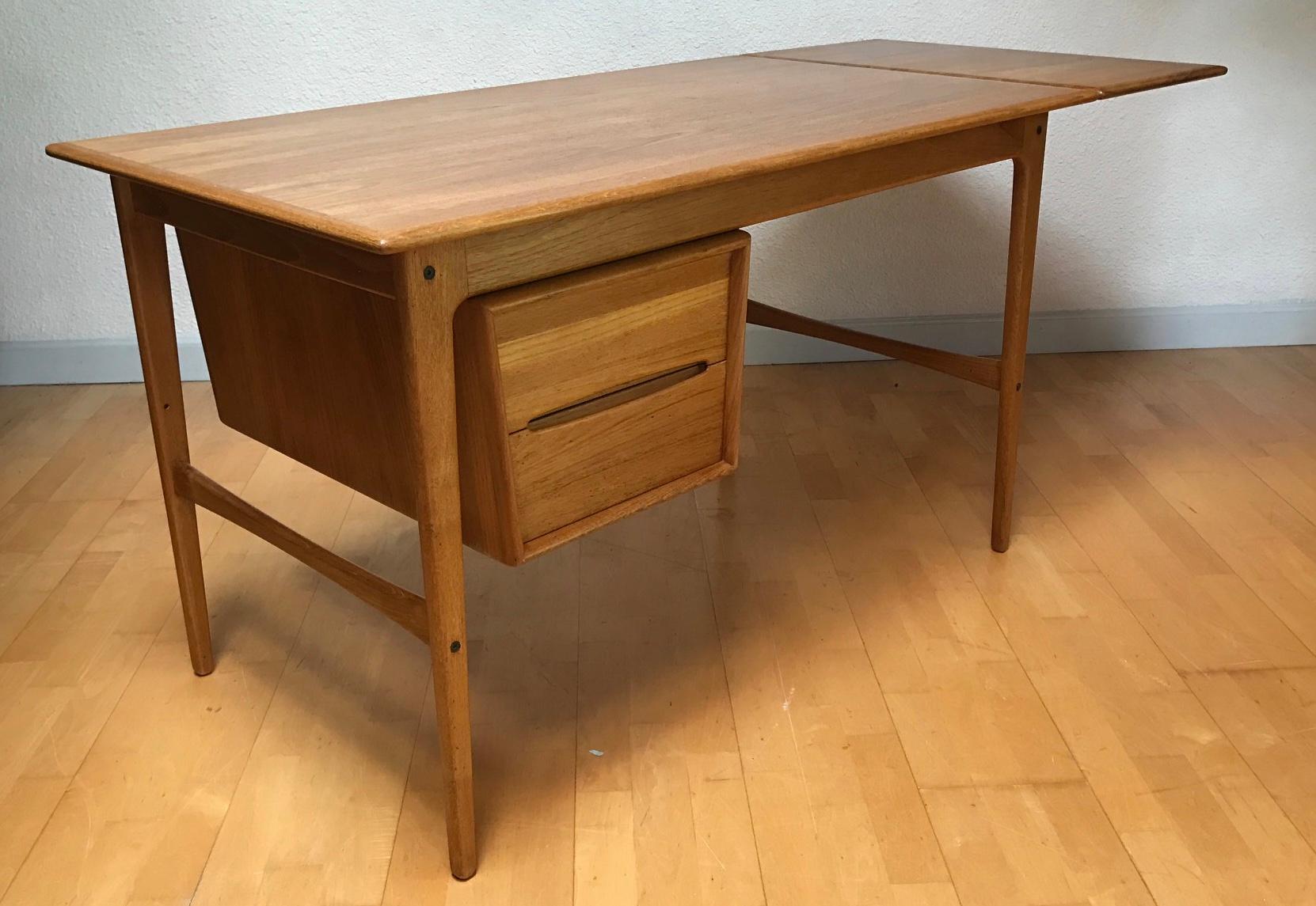 Very adjustable having an expandable top that opens the width and two-drawer case that can be slid upon its tracks for use on either side. 
Made in Denmark, circa 1955. (Sibast).