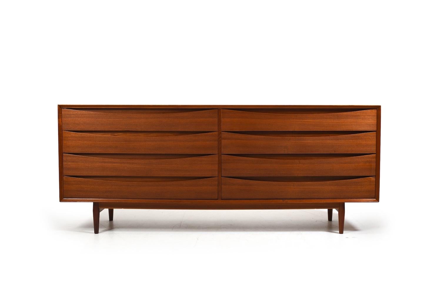 Beautiful sideboard / doubble chest in teak. Designed by Arne Vodder for Sibast Furniture. Model L-32-6. In front with eight drawers. One of the upper drawers with dividers and an internal drawer. Denmark 1960s.