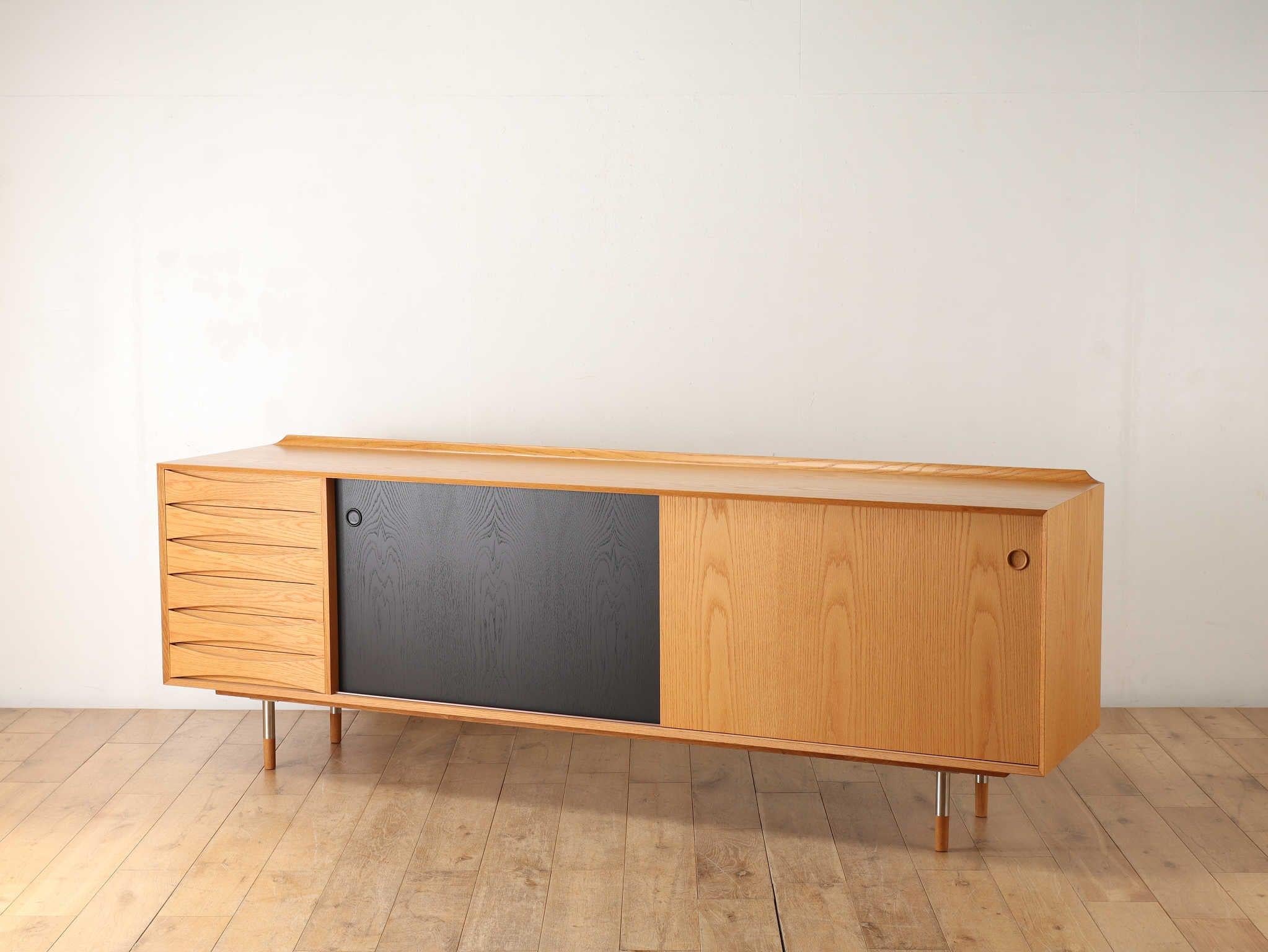 Un mobile credenza progettato dal designer danese Arne Vodder e prodotto da Sibast. Un design semplice con. Le specifiche interne della porta sono reversibili su entrambi i lati, caratteristica unica di Vodder, e il punto di forza è che puoi