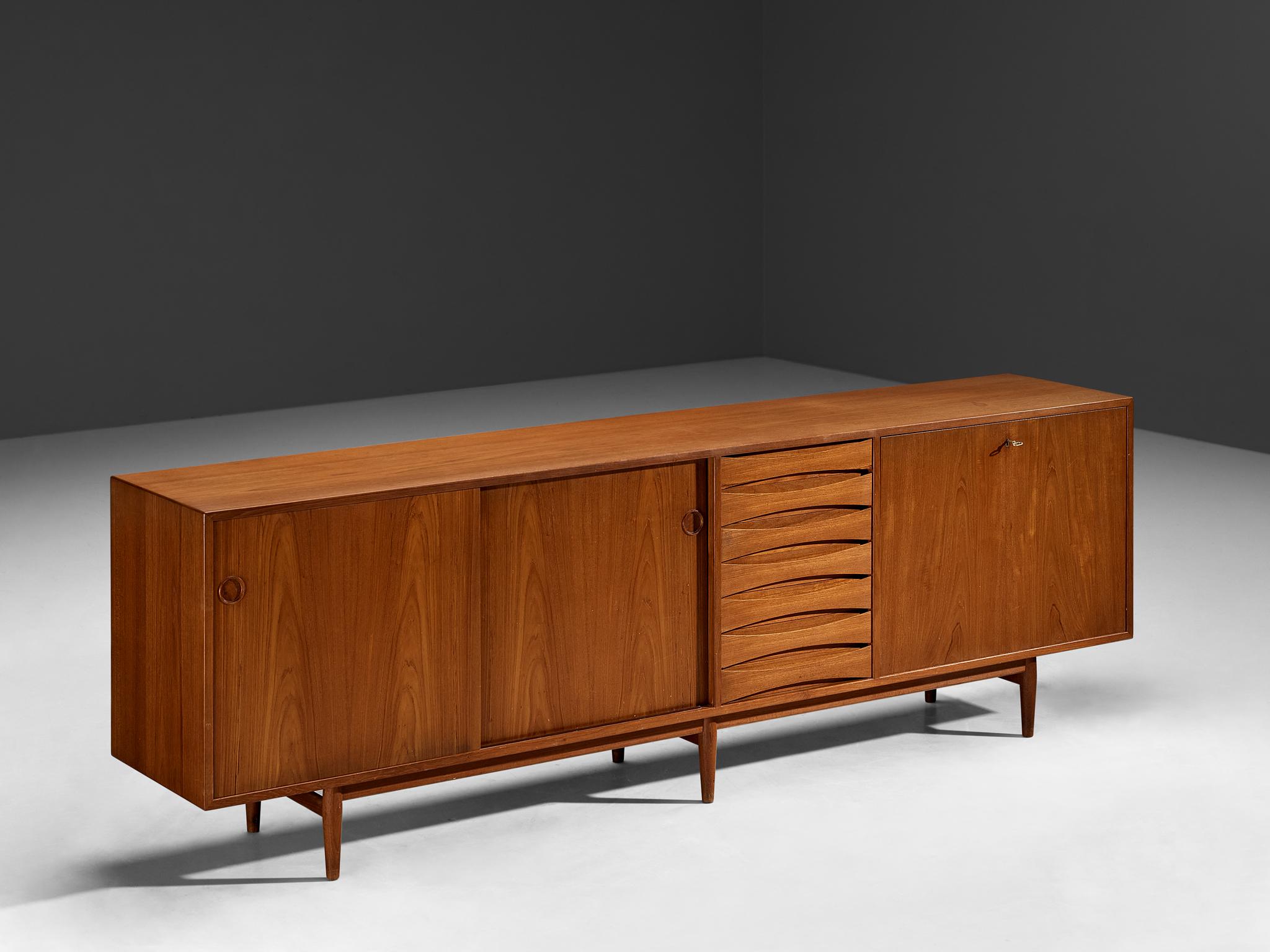 Arne Vodder per Sibast Møbler, credenza modello 29A, teak, metallo, Danimarca, 1959

Questa iconica credenza in teak è stata progettata dal designer danese Arne Vodder. I tipici dettagli raffinati di Vodder si ritrovano in questa credenza, come i