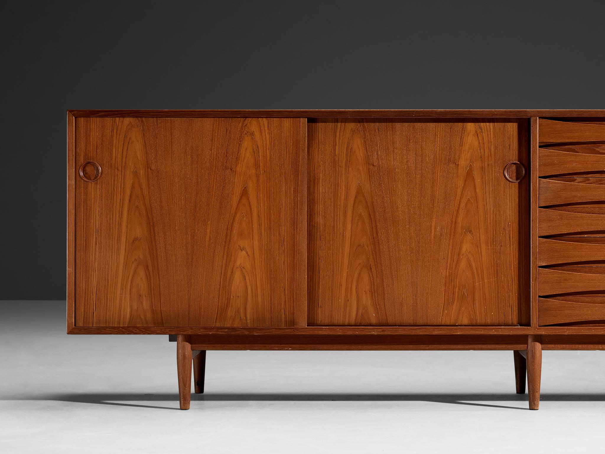 Scandinavo moderno Credenza Arne Vodder in teak con ante reversibili in vendita