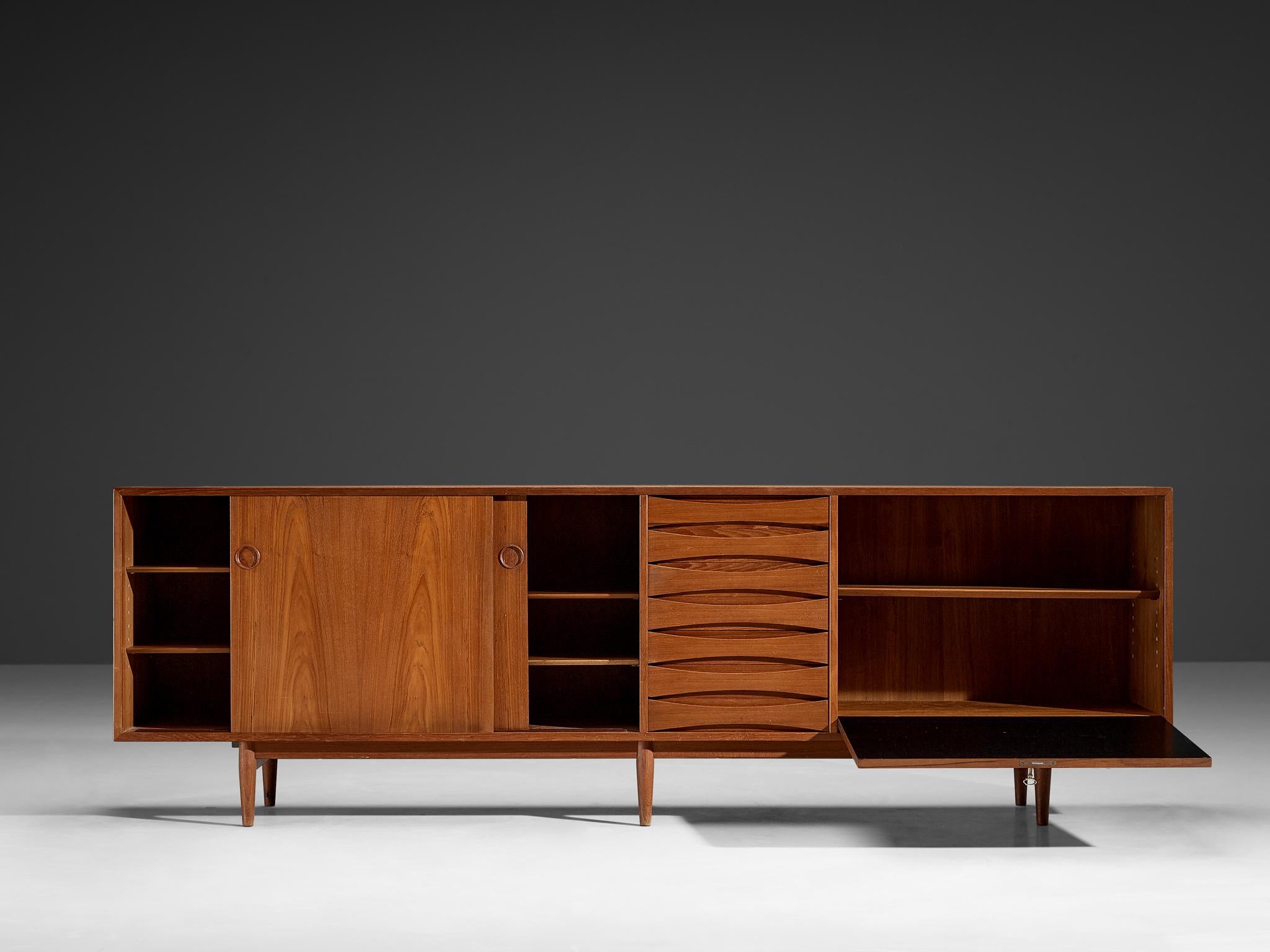 Metà XX secolo Credenza Arne Vodder in teak con ante reversibili in vendita