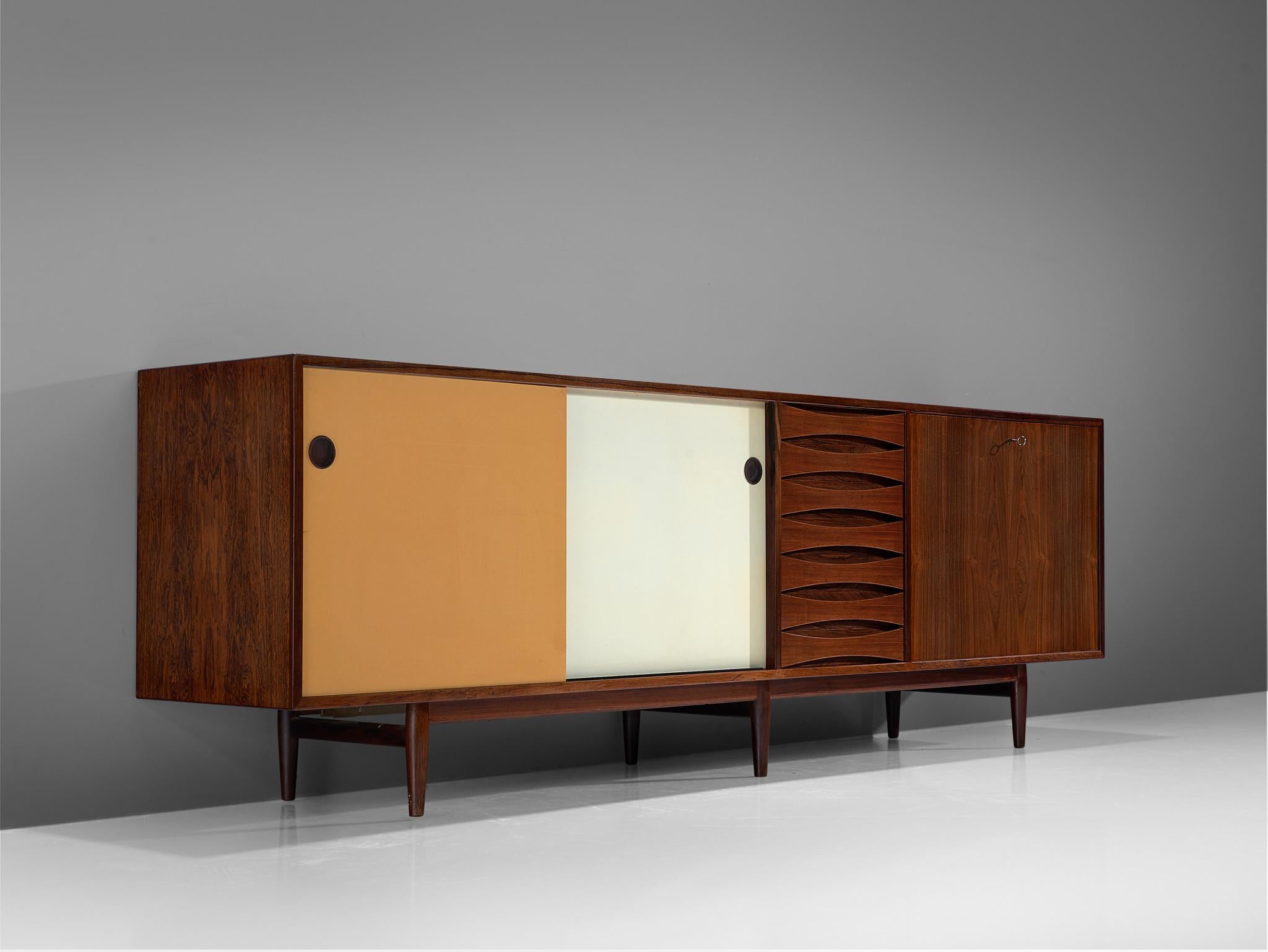 Arne Vodder for P. Olsen Sibast Møbler, 'Triennale' credenza model 29A, rosewood, Denmark, 1959.

Excellent sideboard in rosewood by Danish designer Arne Vodder. Typical highly refined details can be found on this sideboard, for example, the