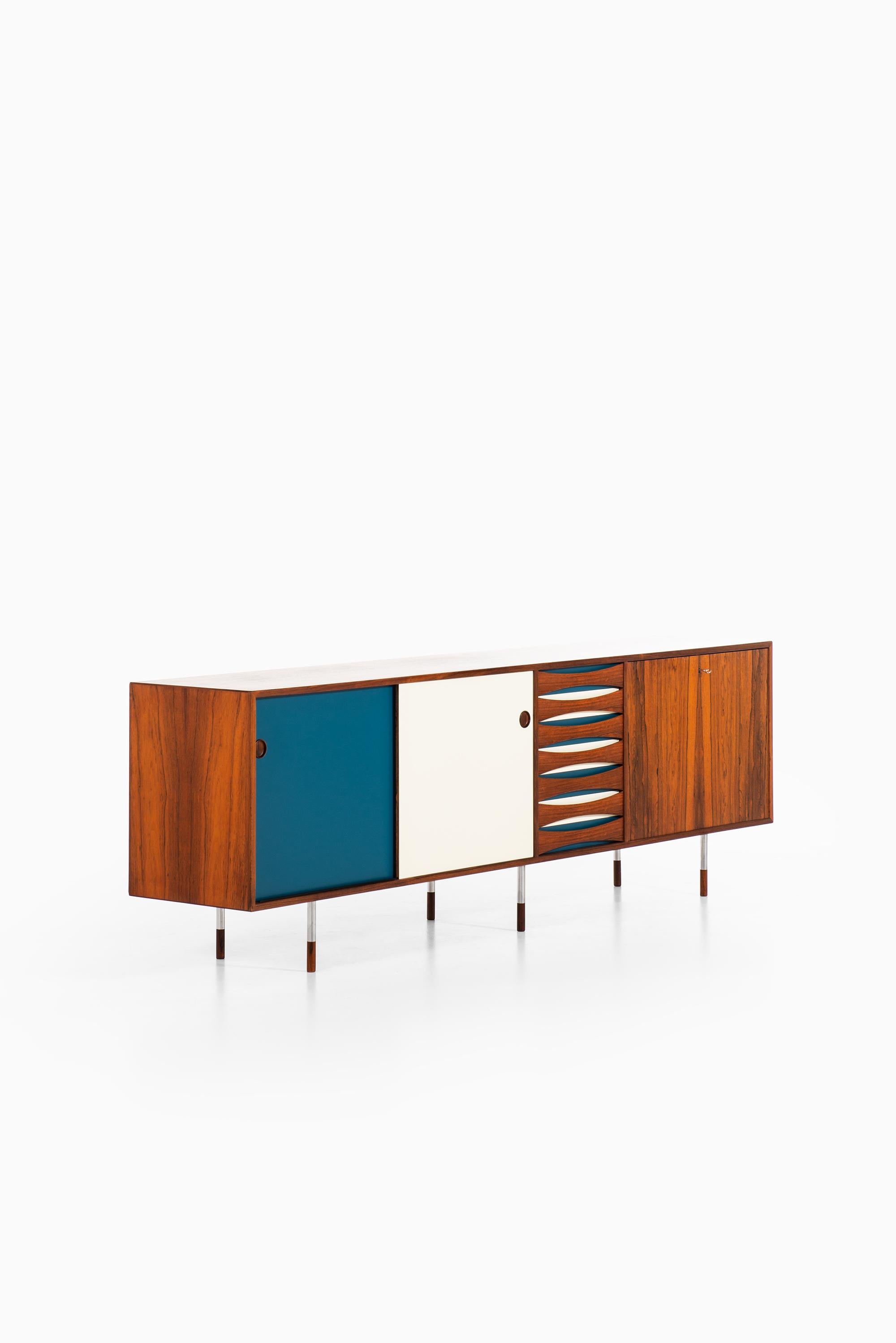Arne Vodder Sideboard Model 29A Produced by Sibast Møbelfabrik in Denmark In Excellent Condition In Limhamn, Skåne län