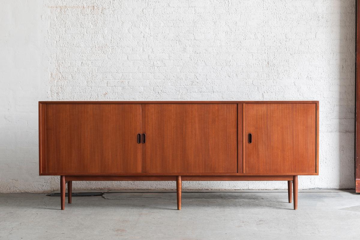 Buffet N° 36 conçu par Arne Vodder et produit par Sibast Furniture au Danemark vers 1950. Cette pièce est un véritable exemple du savoir-faire du fabricant de meubles danois. Les portes à tambour coulissent en douceur, la finition des tiroirs et des