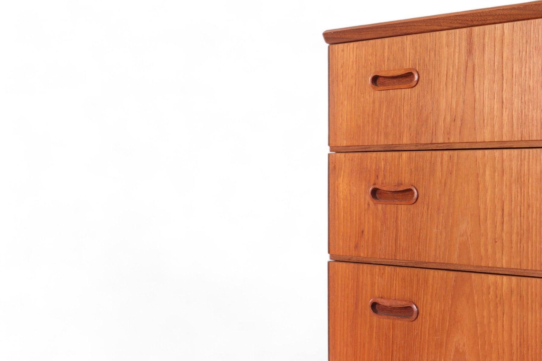 Origine: Danimarca
Designer: Arne Vodder
Produttore: Sconosciuto
Epoca: anni '50
Materiali: Teak
Misure: 29,5