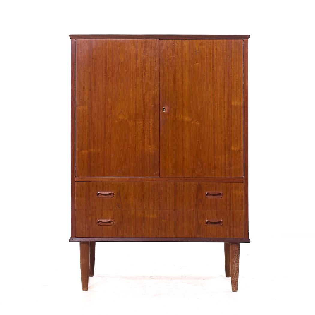 Arne Vodder - Armoire in teak danese di metà secolo

Questo armadio misura: 32 di larghezza x 18 di profondità x 45,25 di altezza

Tutti i mobili possono essere acquistati in quello che noi chiamiamo stato vintage restaurato. Ciò significa che il