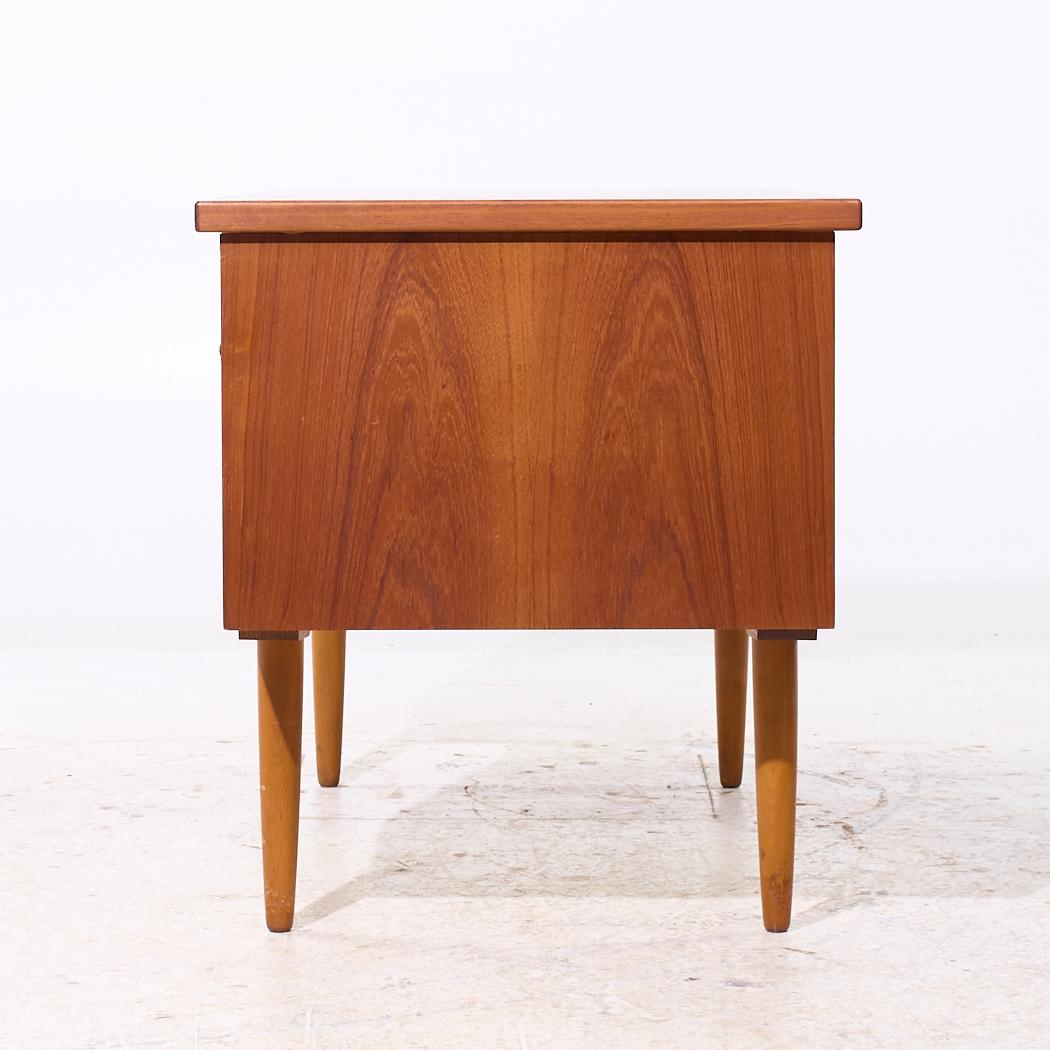 Arne Vodder Style Mid Century Danish Teak Desk In Good Condition For Sale In Countryside, IL