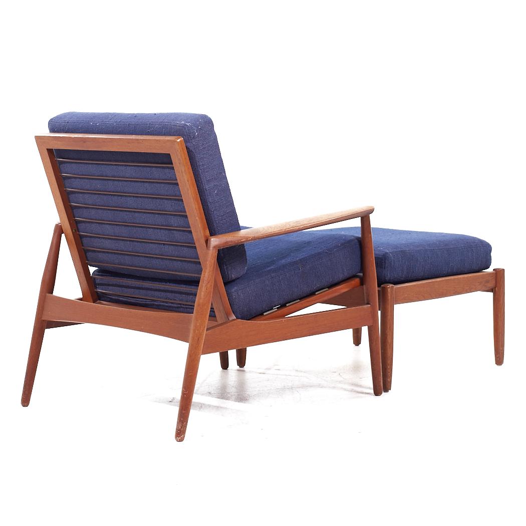 Tissu d'ameublement Paire de fauteuils de salon et pouf danois en teck du milieu du siècle dernier, style Arne Vodder en vente