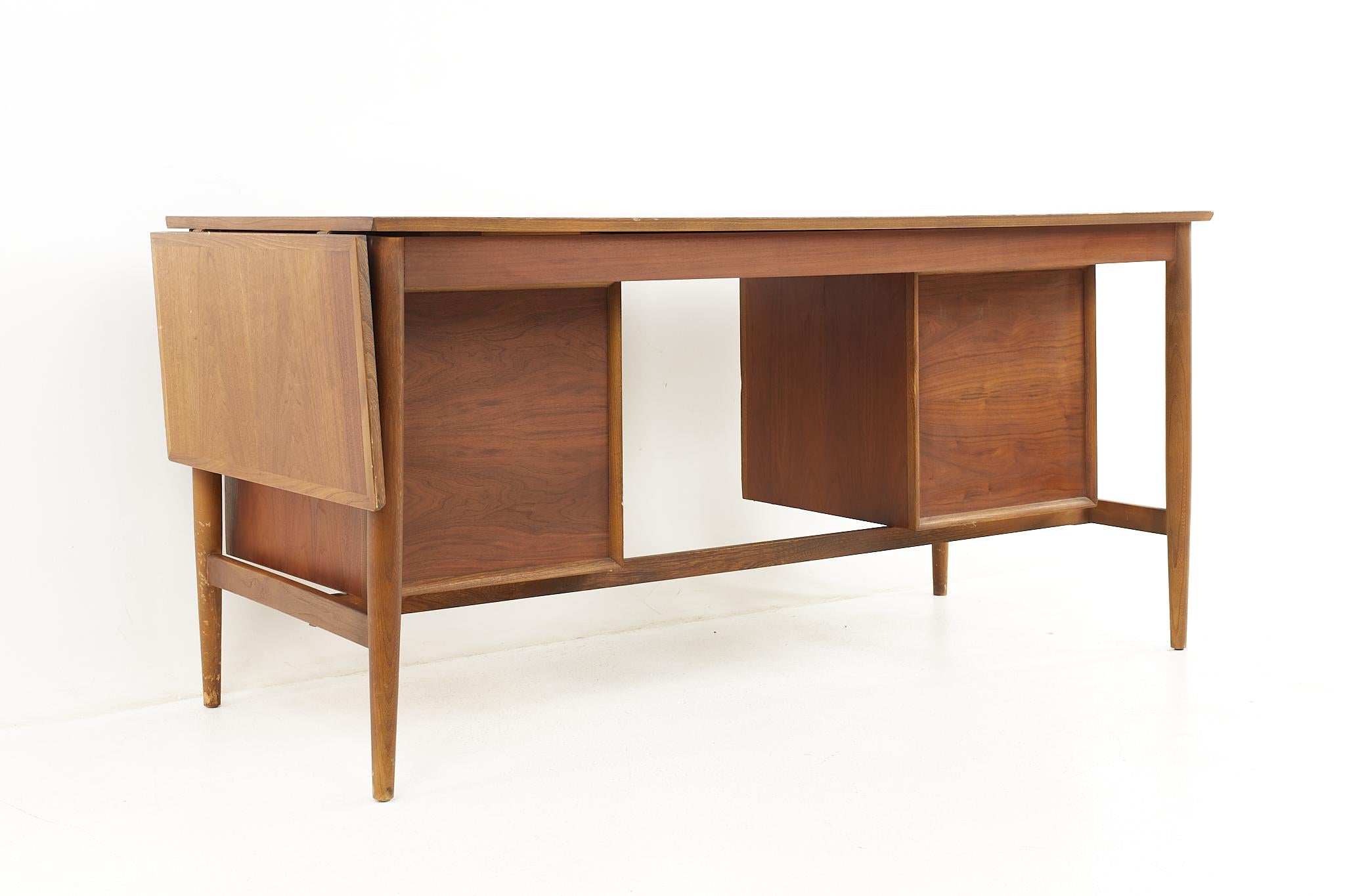 Arne Vodder Style Mid Century Danish Walnut Desk In Good Condition In Countryside, IL