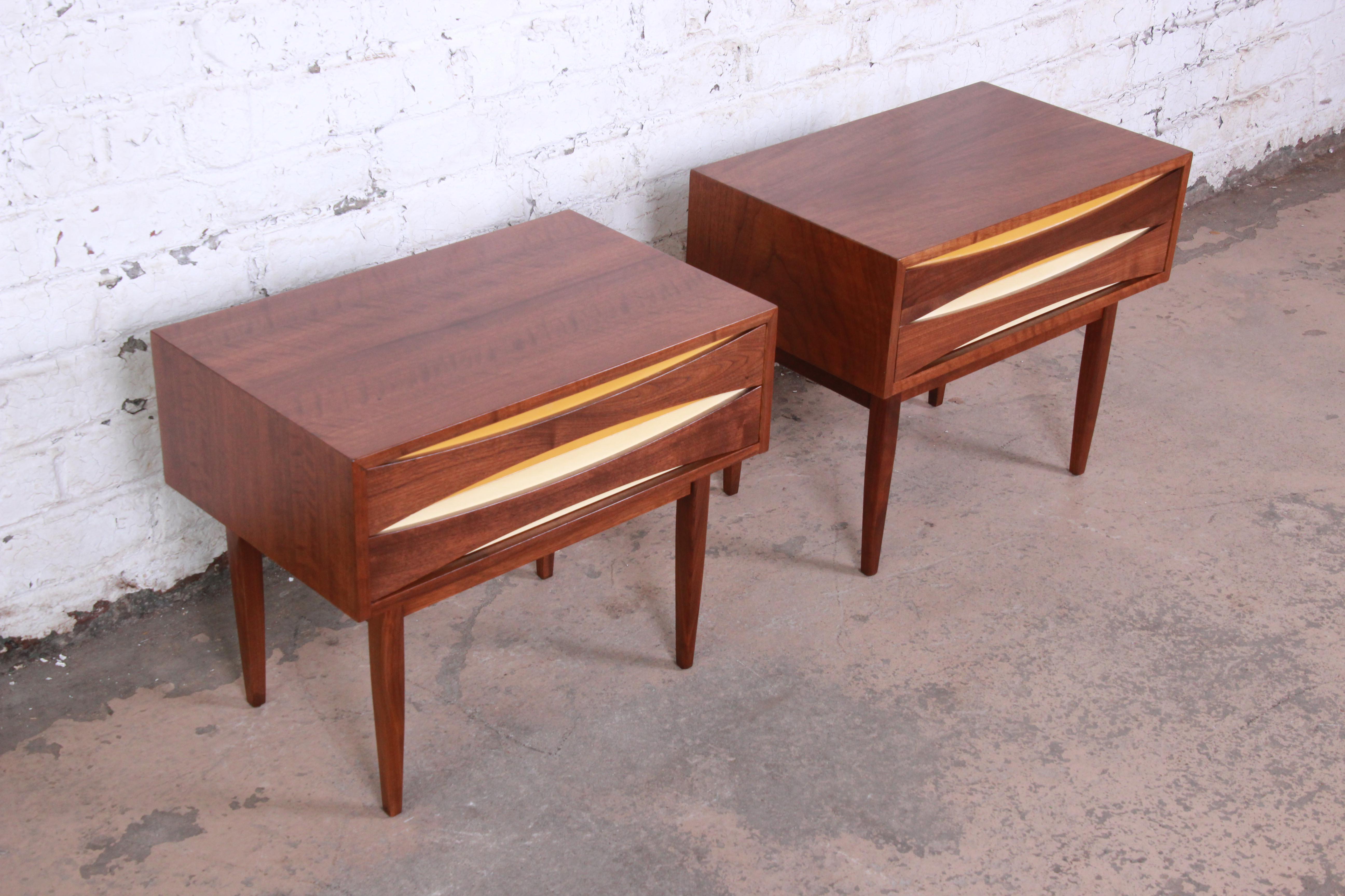 Arne Vodder Style Mid-Century Modern Walnut Nightstands, Pair In Good Condition In South Bend, IN