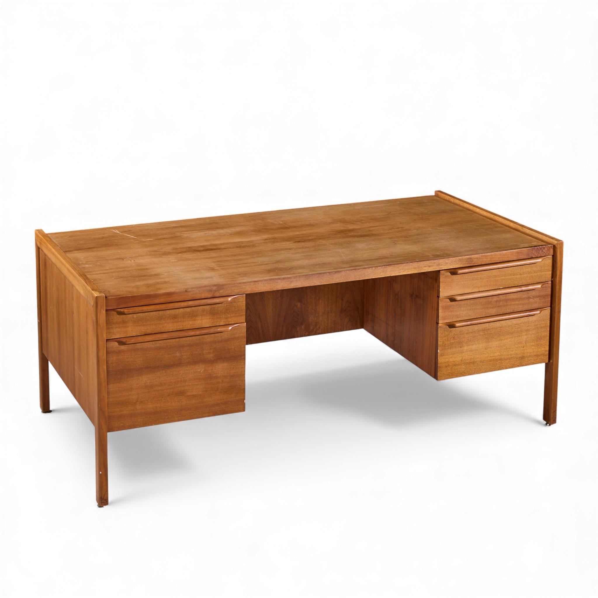 Arne Vodder Style Mid Century Teak Executive Desk in vendita 6