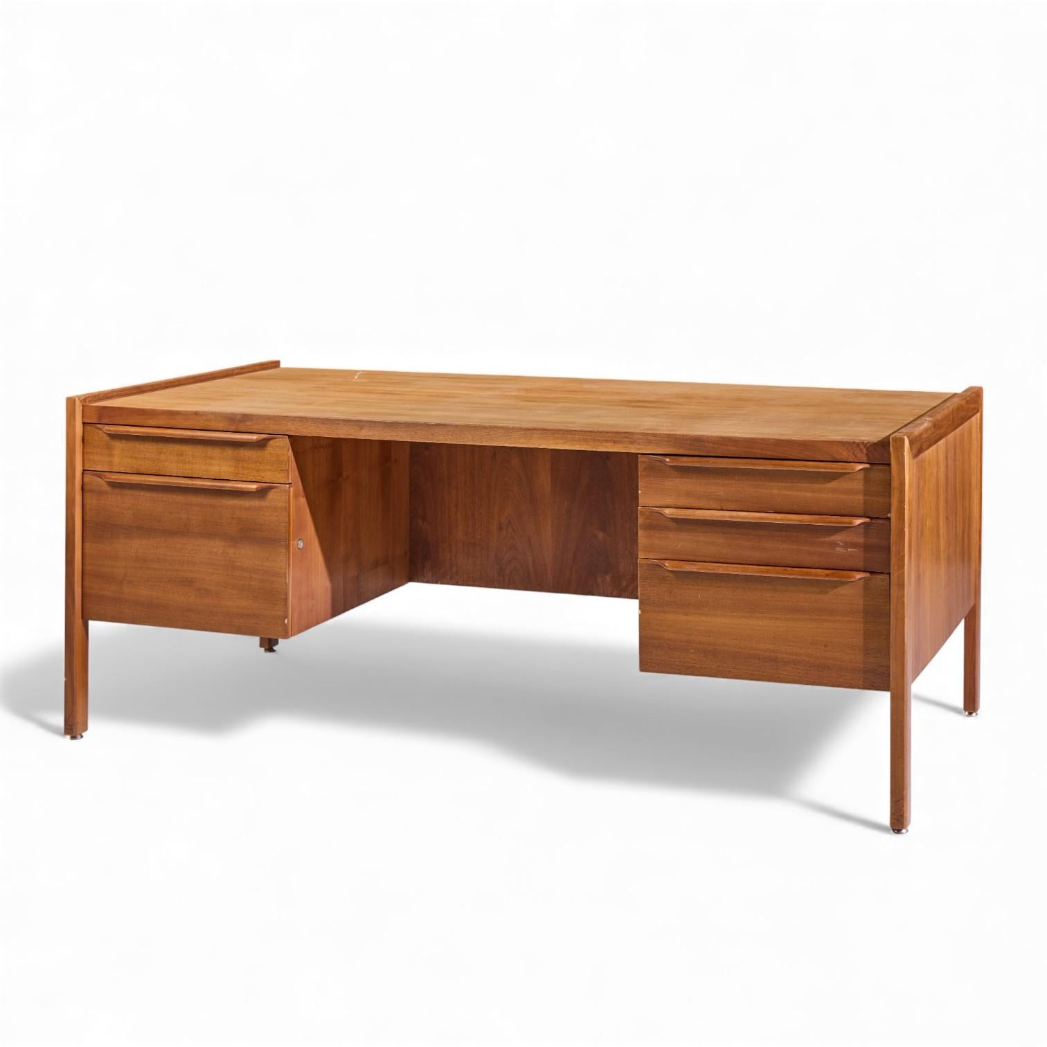 Mid-Century moderno Arne Vodder Style Mid Century Teak Executive Desk in vendita
