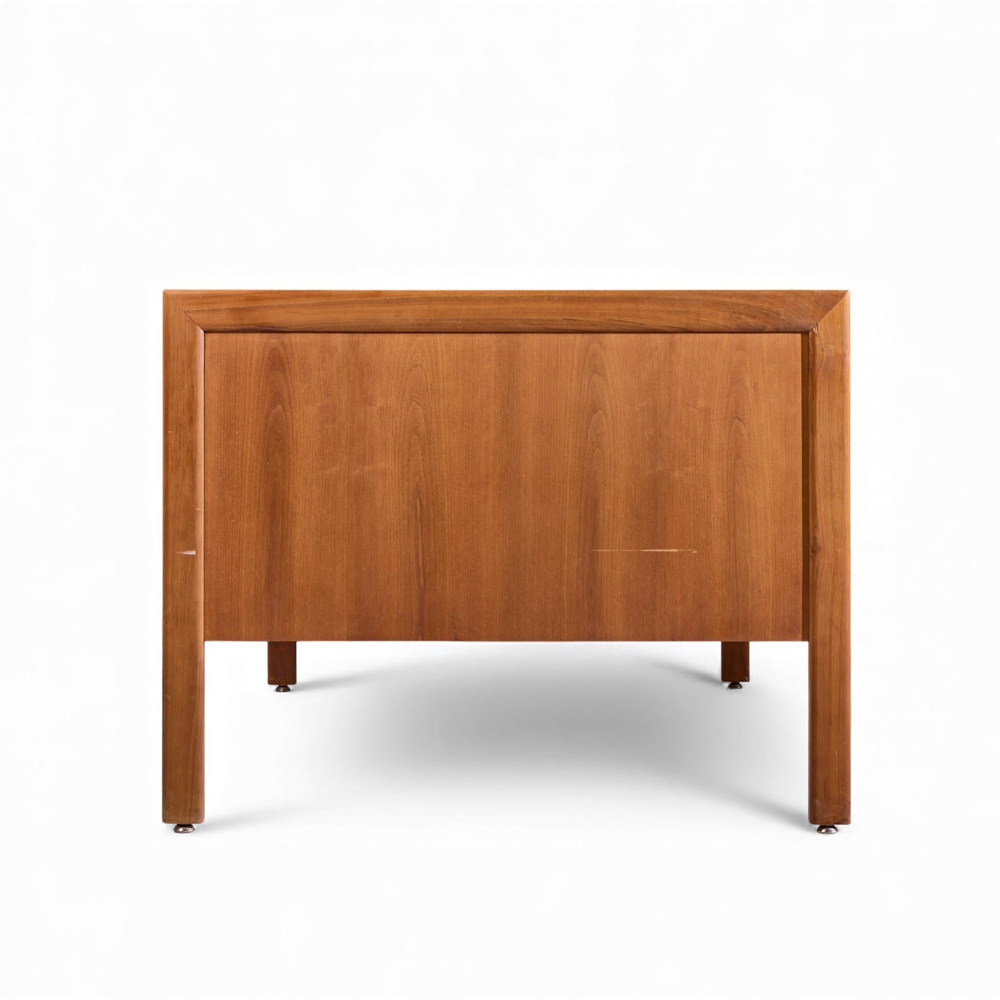 Arne Vodder Style Mid Century Teak Executive Desk In condizioni buone in vendita a Franklin Park, IL