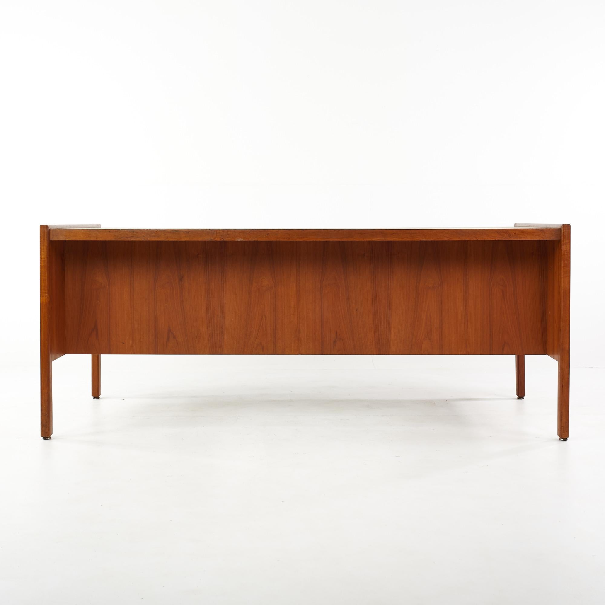 Arne Vodder Style Mid Century Teak Executive Desk In Good Condition In Countryside, IL