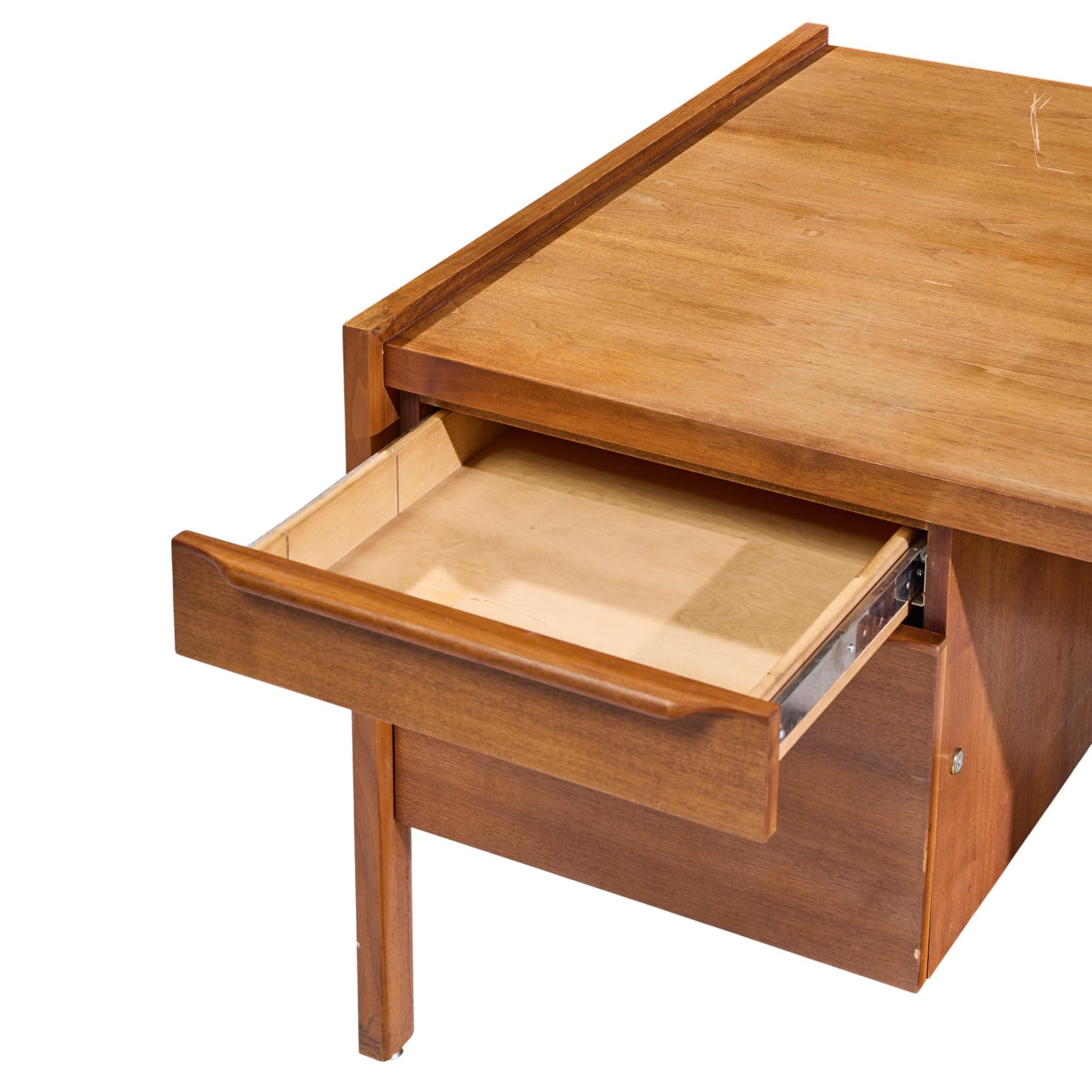 Arne Vodder Style Mid Century Teak Executive Desk in vendita 1