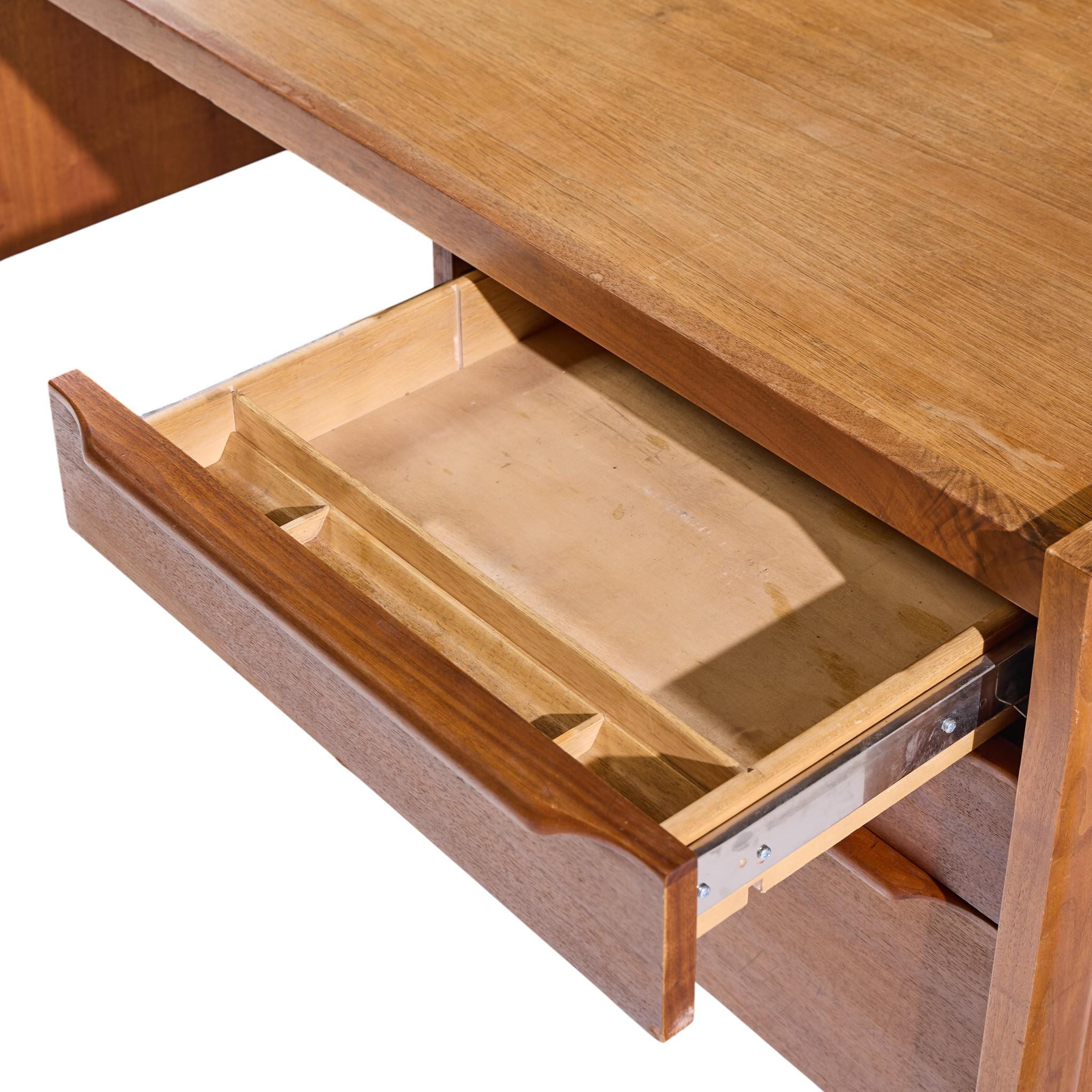 Arne Vodder Style Mid Century Teak Executive Desk in vendita 3