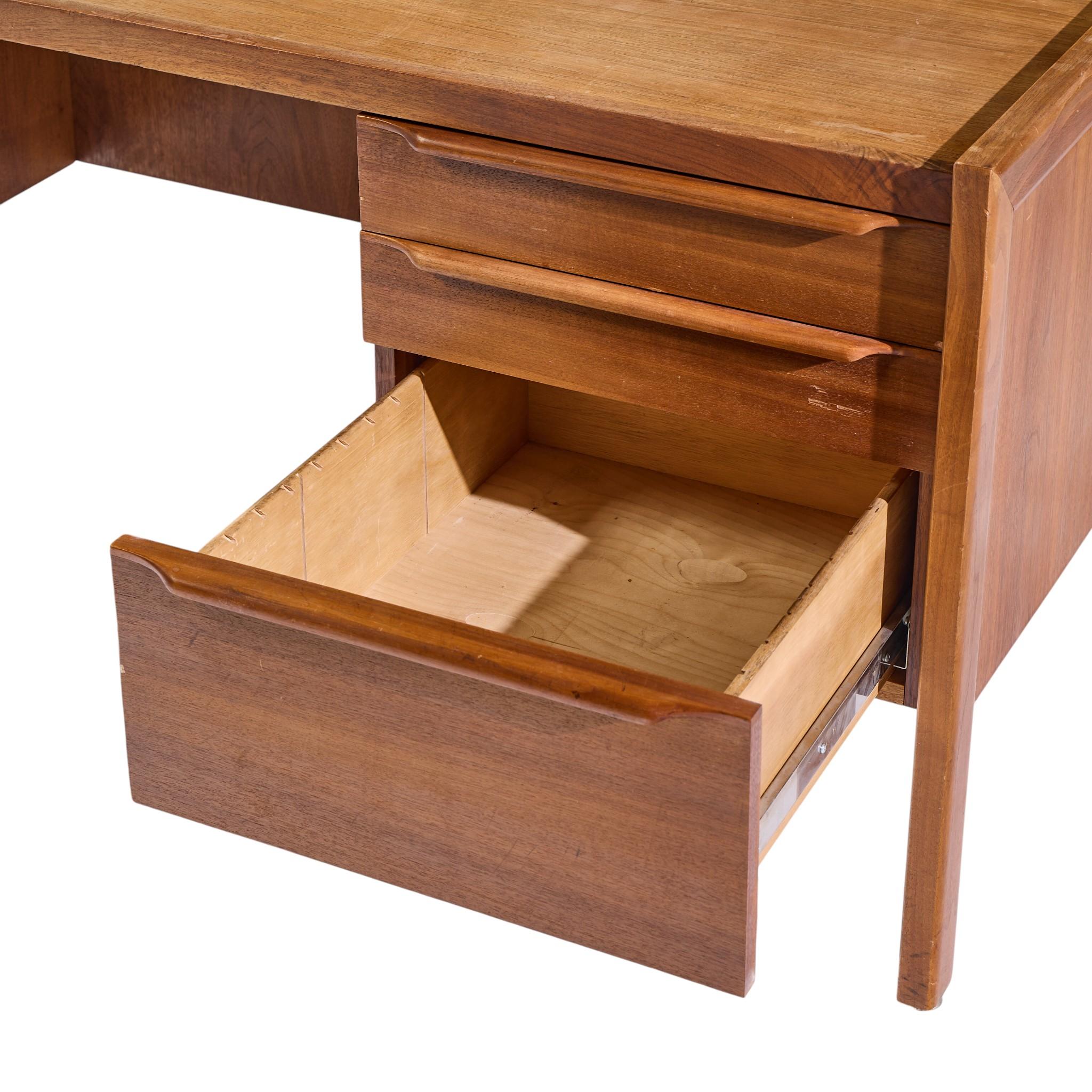 Arne Vodder Style Mid Century Teak Executive Desk in vendita 4