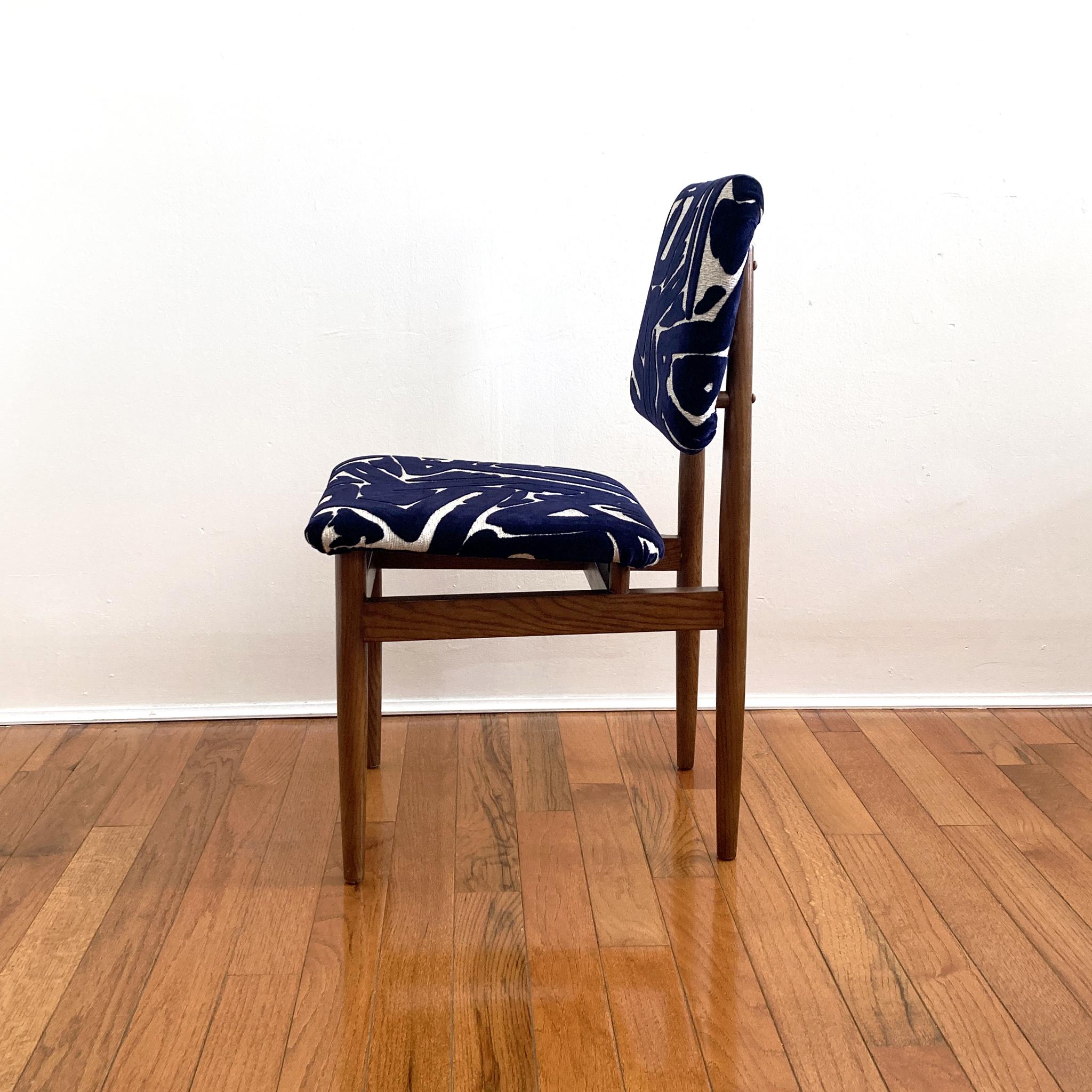Chaise du milieu du siècle dernier retapissée en bleu abstrait et écru de style Arne Vodder en vente 4