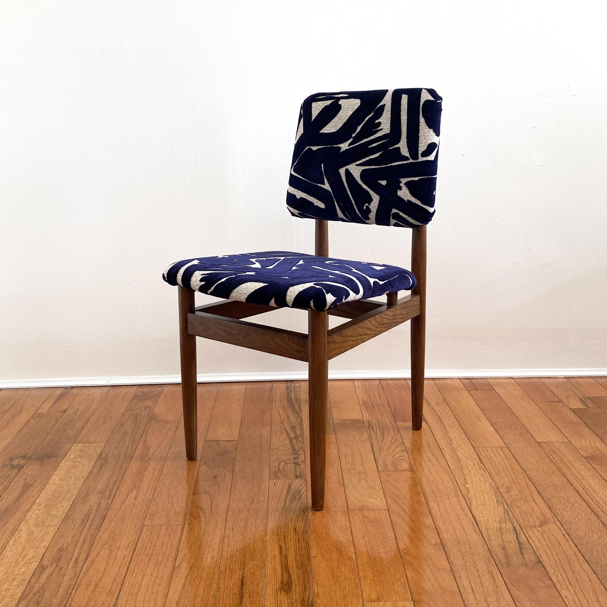 Chaise du milieu du siècle dernier retapissée en bleu abstrait et écru de style Arne Vodder en vente 5