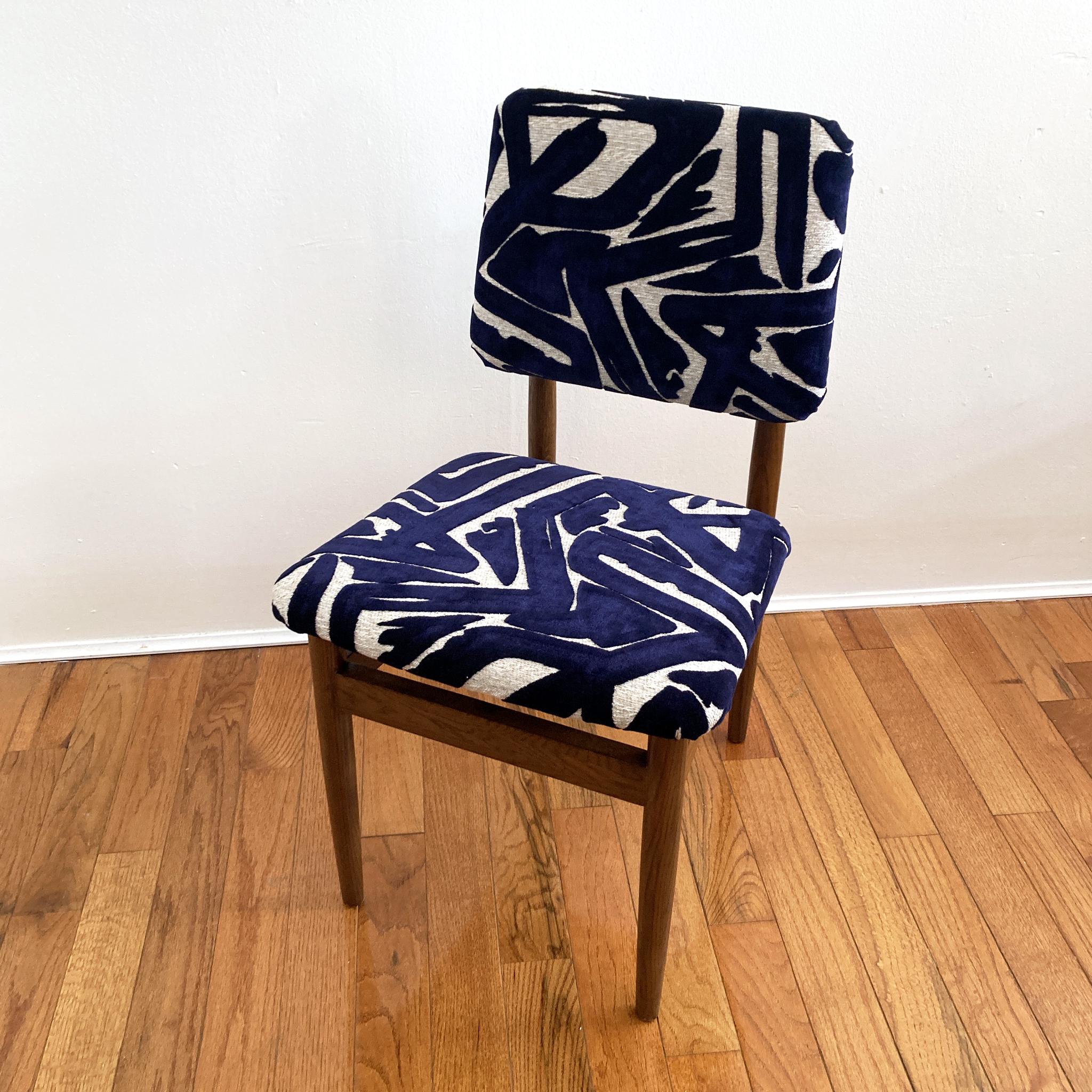 Chaise du milieu du siècle dernier retapissée en bleu abstrait et écru de style Arne Vodder en vente 6