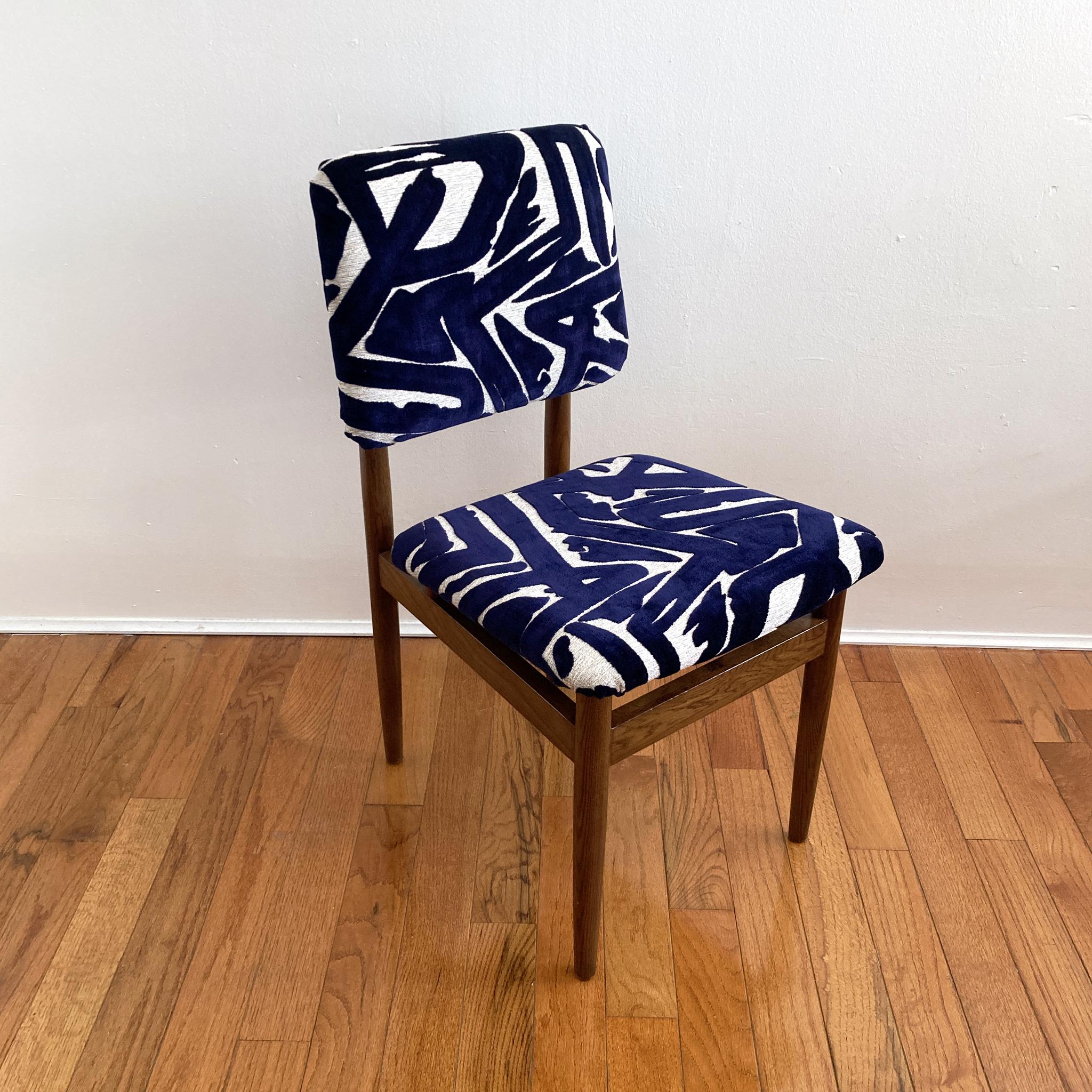 Chaise du milieu du siècle dernier retapissée en bleu abstrait et écru de style Arne Vodder en vente 7
