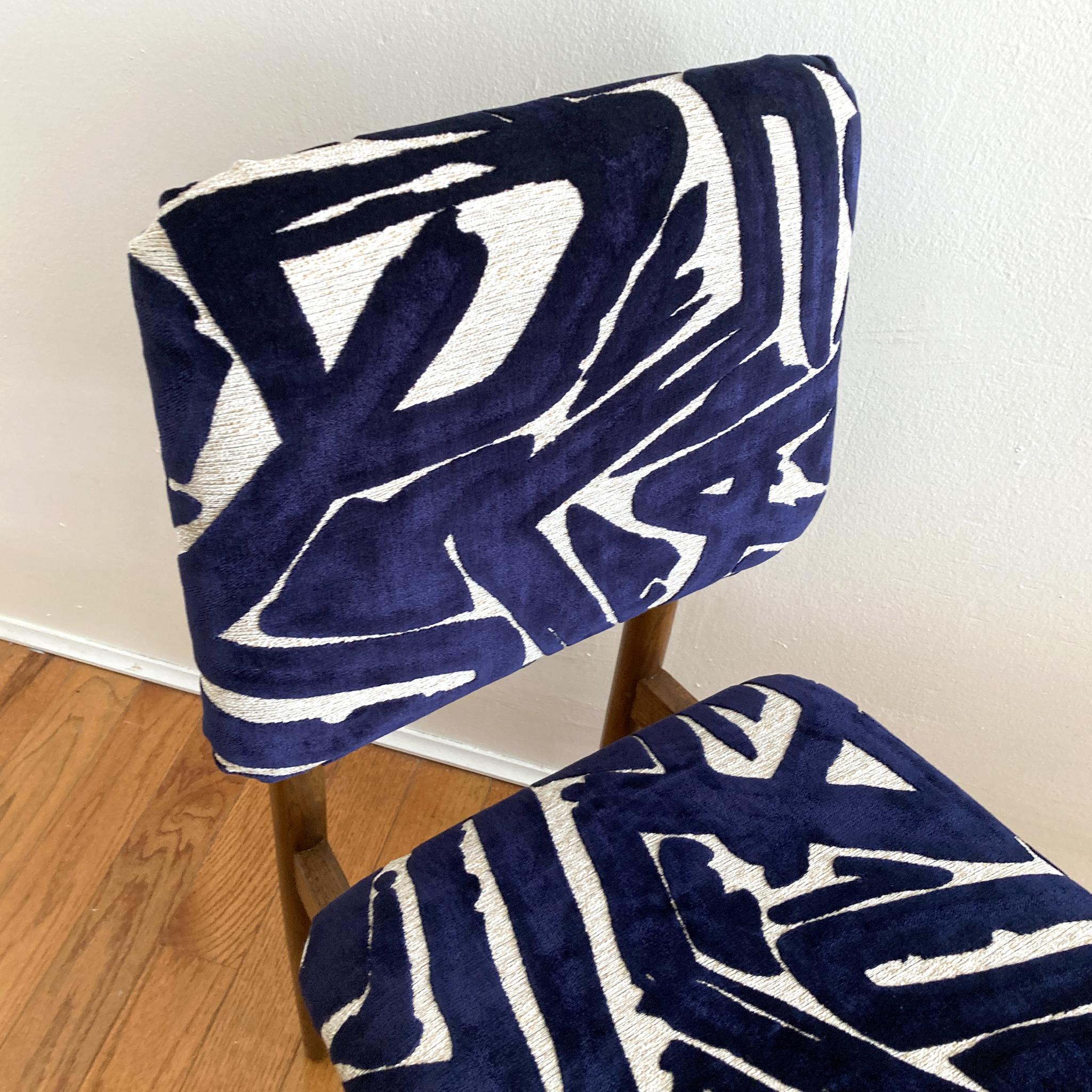 Mid-Century Modern Arne Vodder Style Midcentury Chair Reupholstered in Abstract Blue and Ecru For Sale