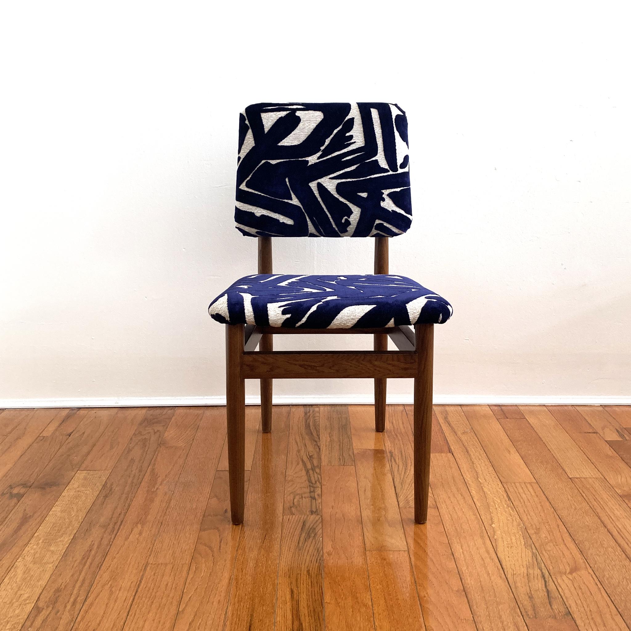 Arne Vodder Style Midcentury Chair Reupholstered in Abstract Blue and Ecru In Good Condition For Sale In New York, NY