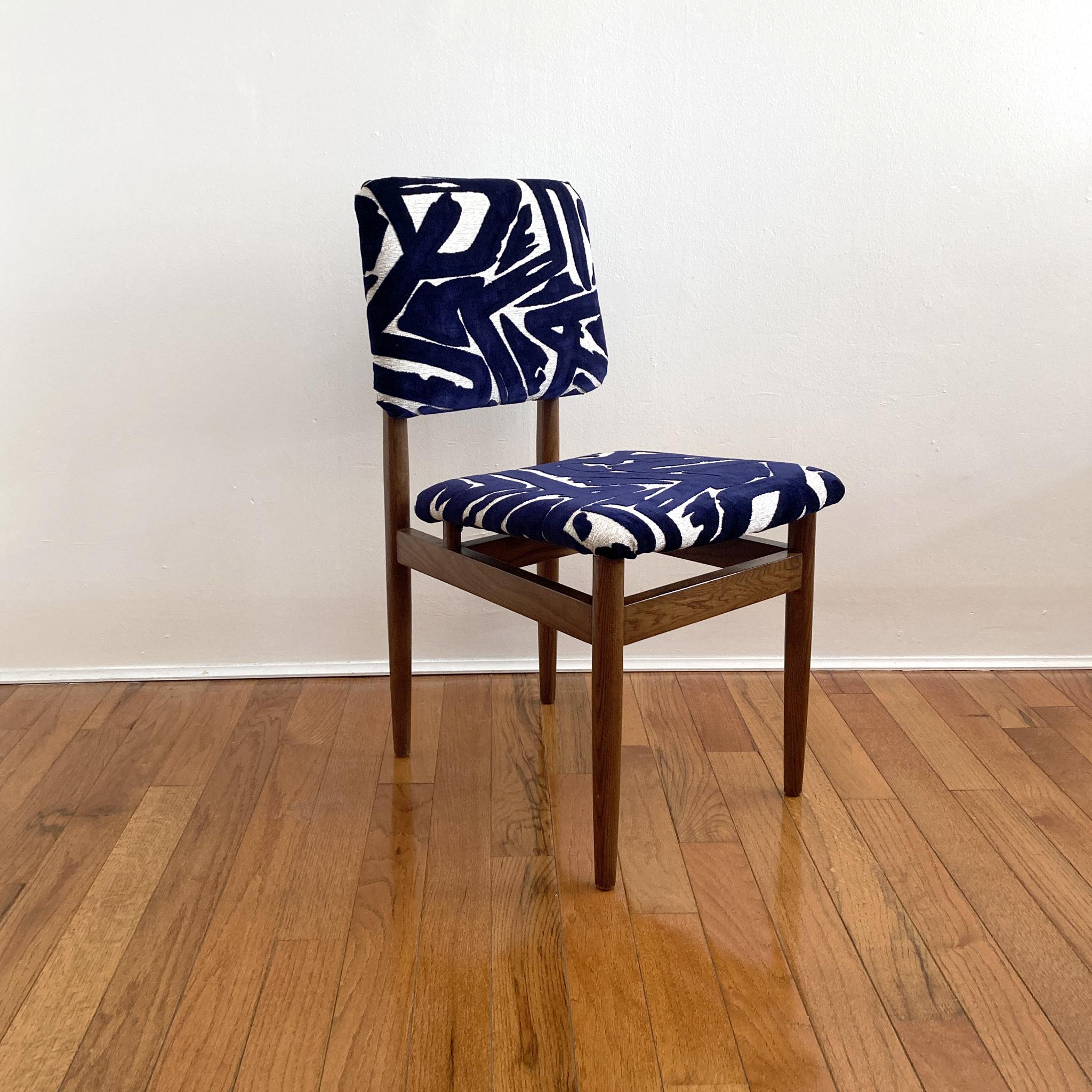 20ième siècle Chaise du milieu du siècle dernier retapissée en bleu abstrait et écru de style Arne Vodder en vente