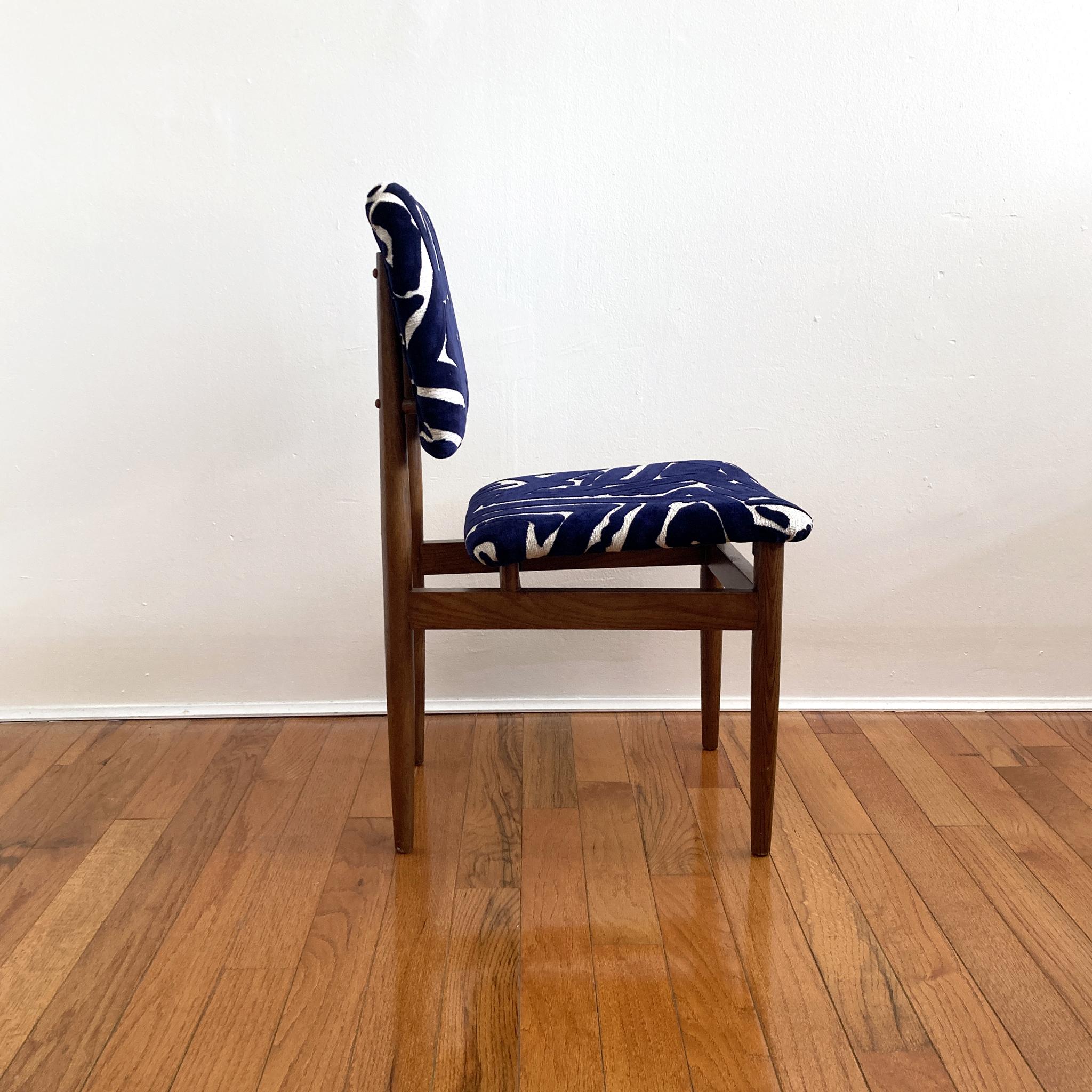 Noyer Chaise du milieu du siècle dernier retapissée en bleu abstrait et écru de style Arne Vodder en vente