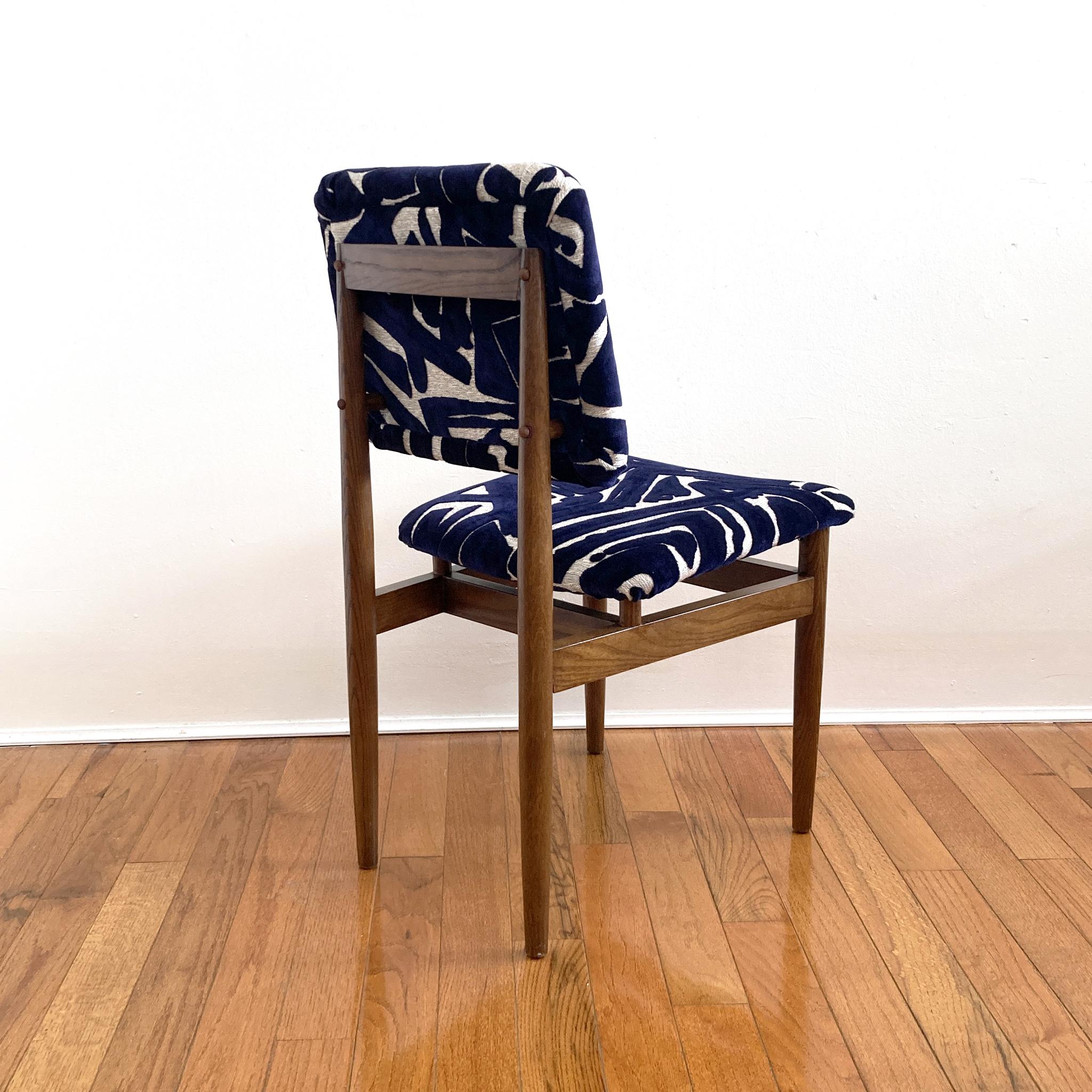 Chaise du milieu du siècle dernier retapissée en bleu abstrait et écru de style Arne Vodder en vente 1