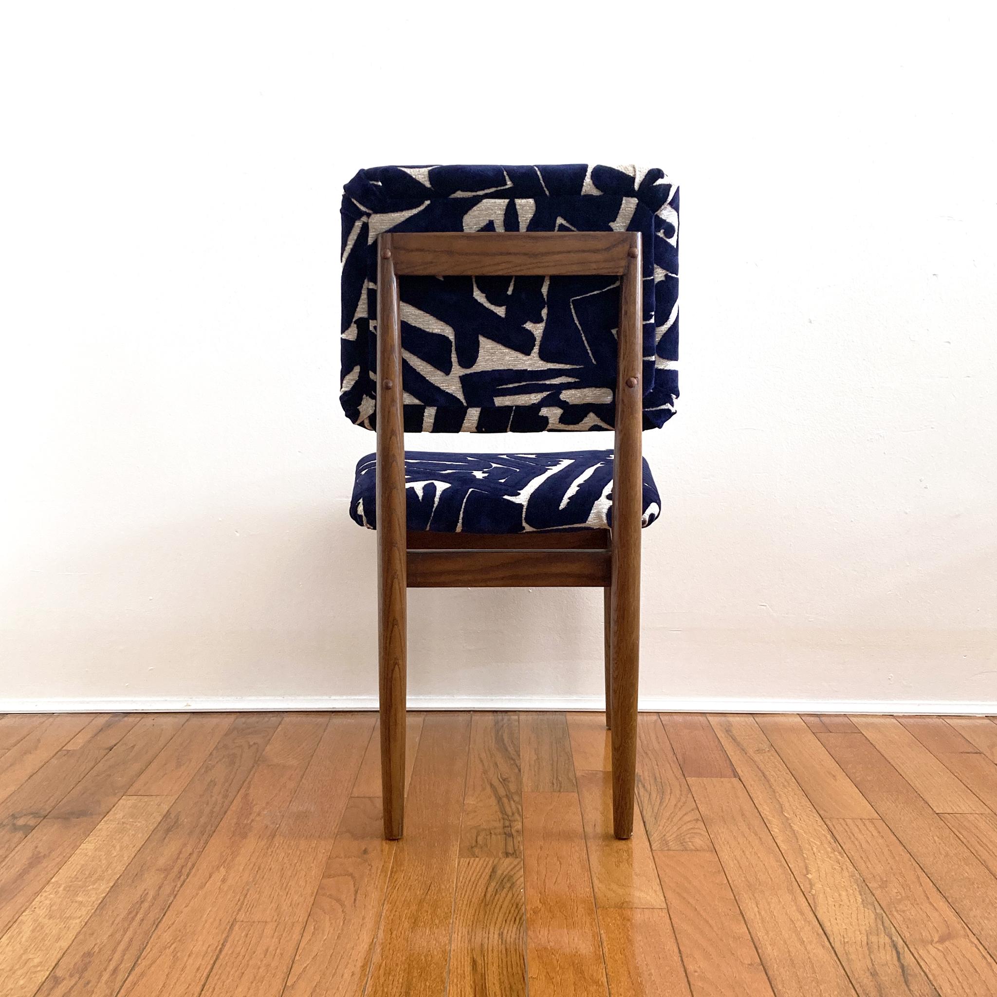 Chaise du milieu du siècle dernier retapissée en bleu abstrait et écru de style Arne Vodder en vente 2