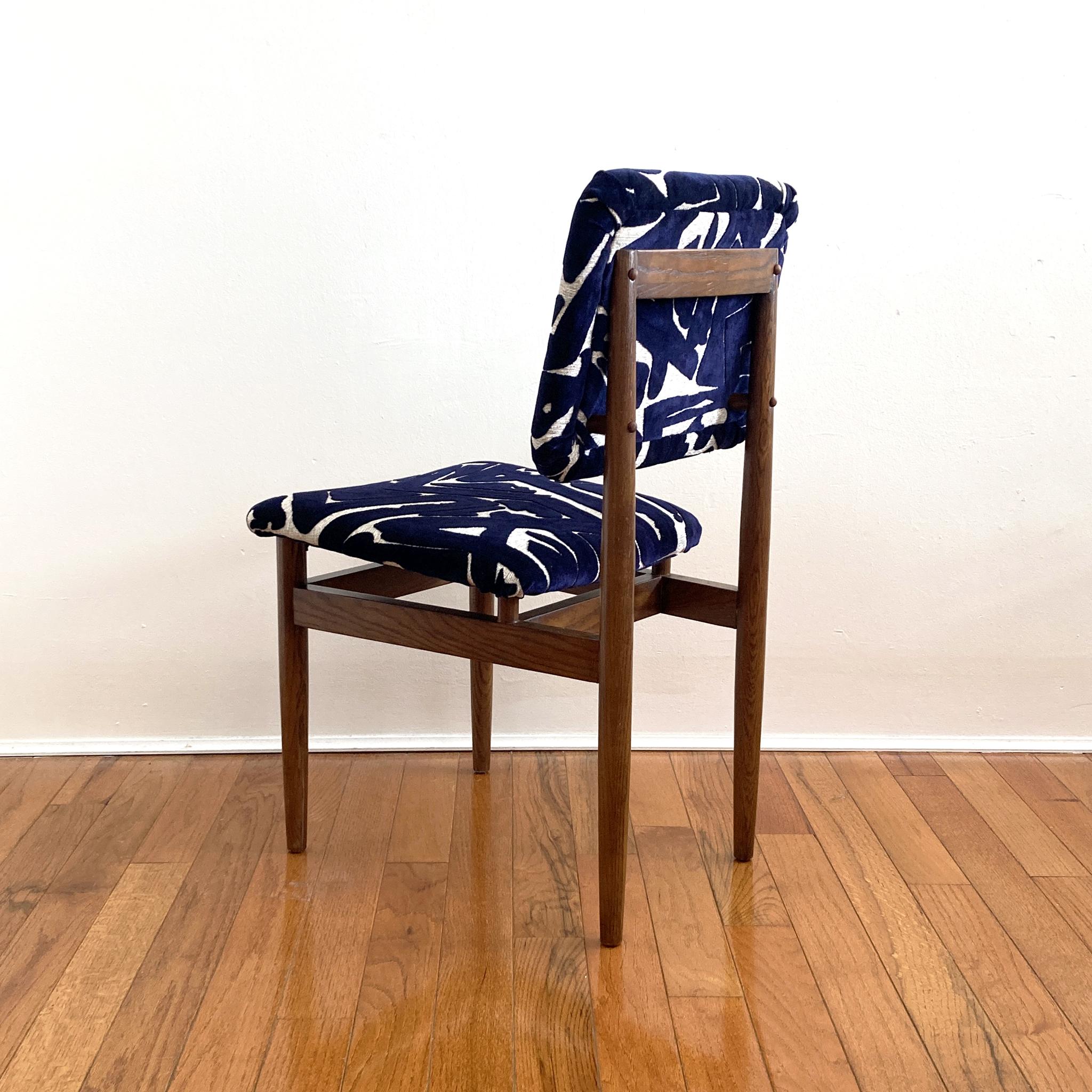 Chaise du milieu du siècle dernier retapissée en bleu abstrait et écru de style Arne Vodder en vente 3
