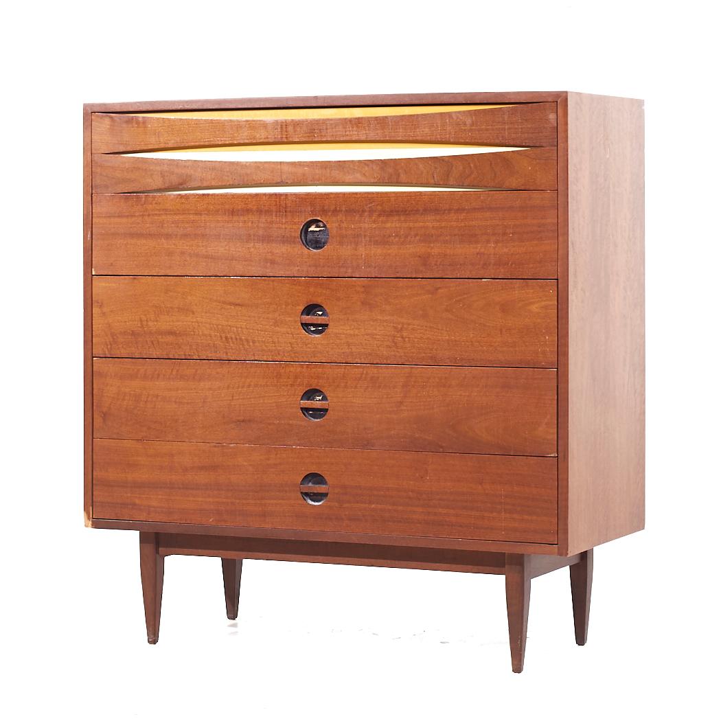 Mid-Century Modern Commode haute en noyer de style Arne Vodder West Michigan Furniture Mid Century en vente