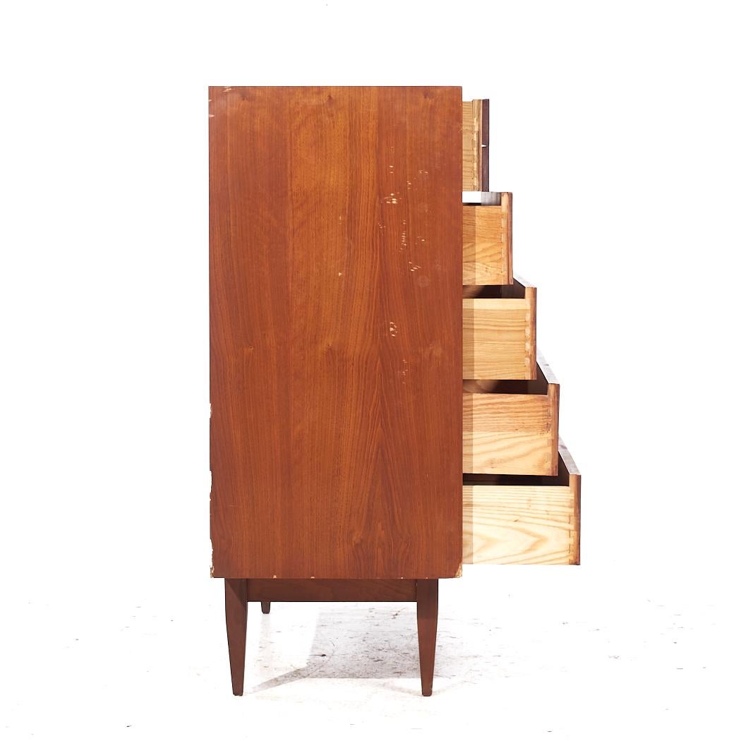 Américain Commode haute en noyer de style Arne Vodder West Michigan Furniture Mid Century en vente