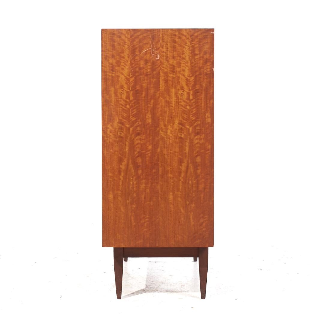 Commode haute en noyer de style Arne Vodder West Michigan Furniture Mid Century Bon état - En vente à Countryside, IL