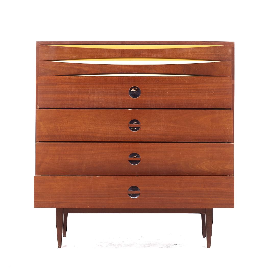 Fin du 20e siècle Commode haute en noyer de style Arne Vodder West Michigan Furniture Mid Century en vente