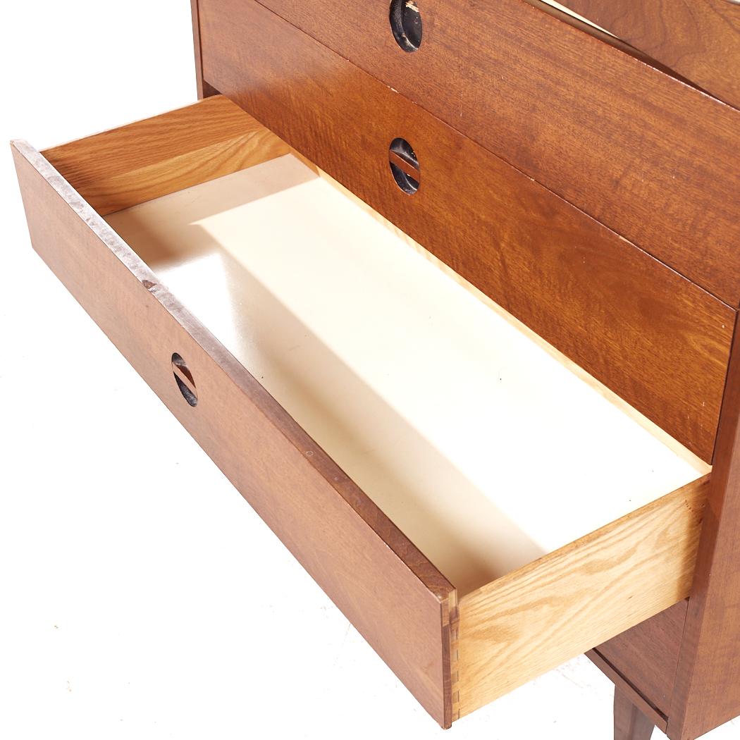 Noyer Commode haute en noyer de style Arne Vodder West Michigan Furniture Mid Century en vente
