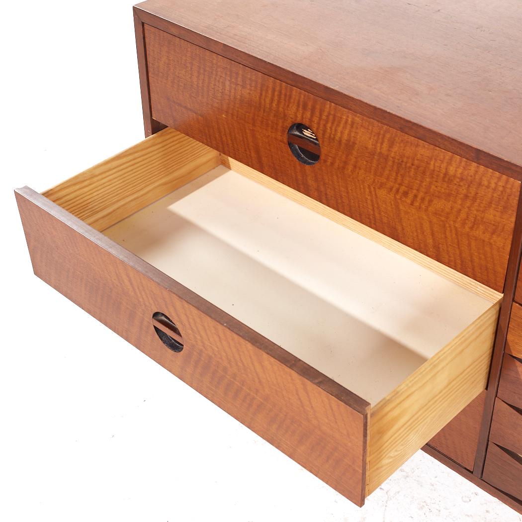 Arne Vodder Style West Michigan Furniture Mid Century Furniture - Comò basso in legno di noce in vendita 3