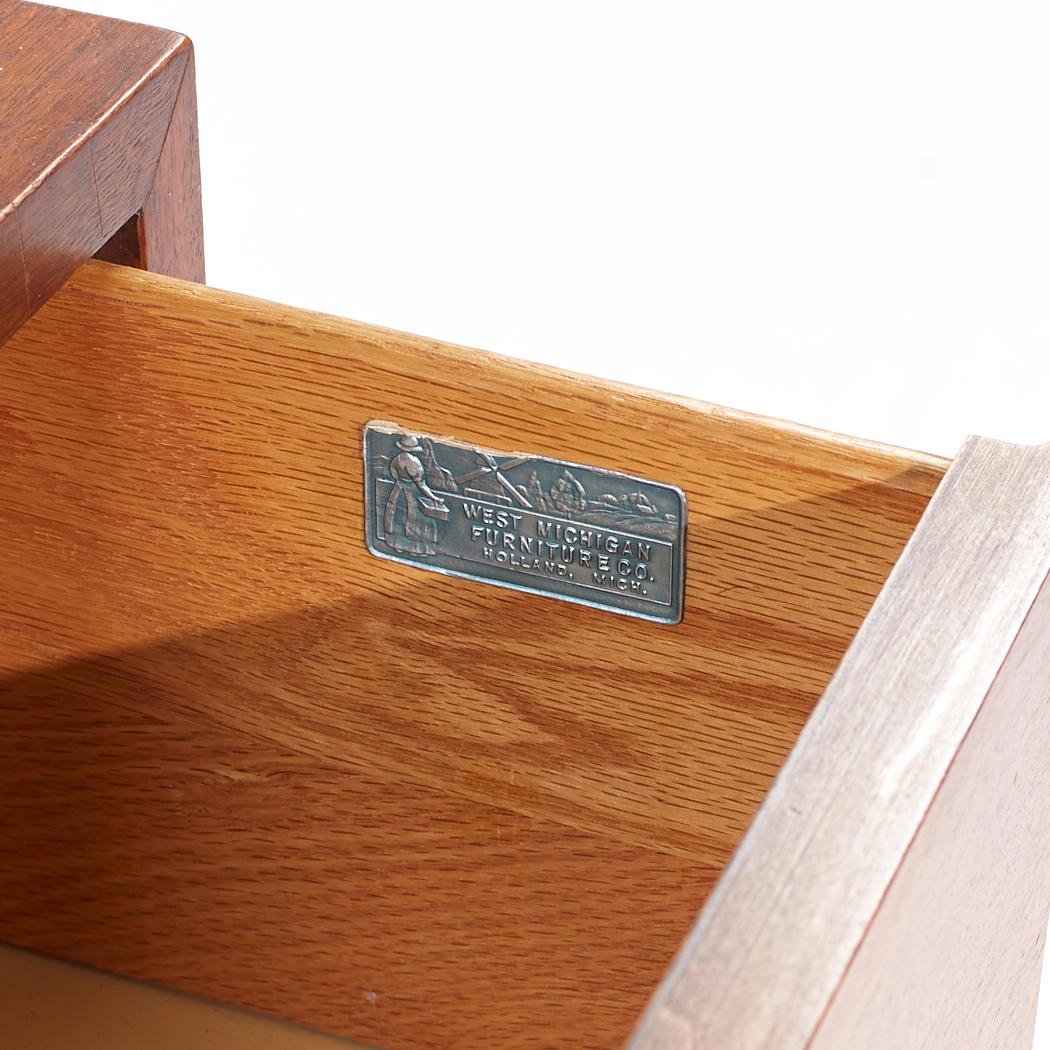 Arne Vodder Style West Michigan Furniture Mid Century Furniture - Comò basso in legno di noce in vendita 4
