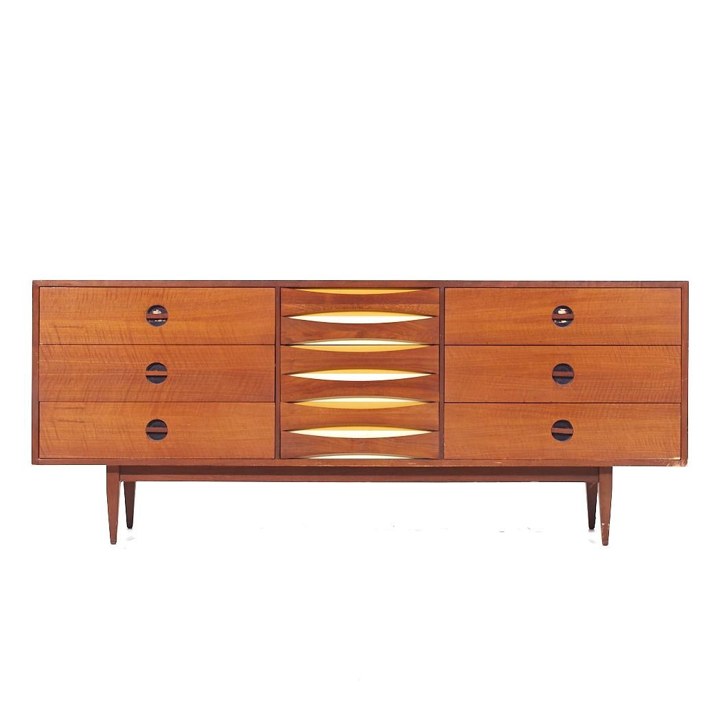 Arne Vodder Style West Michigan Furniture Mid Century Furniture - Comò basso in legno di noce

Questo mobile basso misura: 72 di larghezza x 17 di profondità x 29,5 di altezza

Tutti i mobili possono essere acquistati in quello che noi chiamiamo