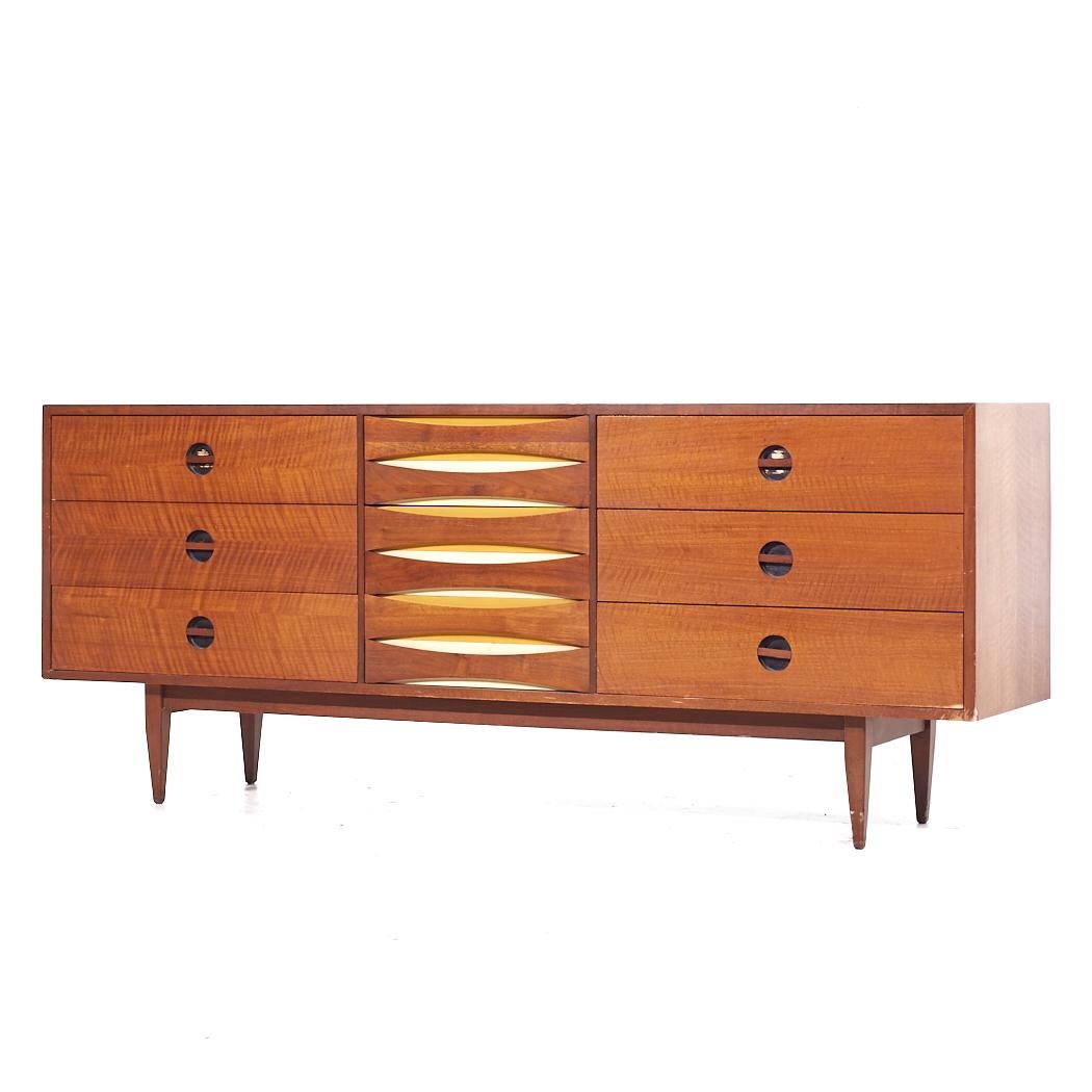 Mid-Century moderno Arne Vodder Style West Michigan Furniture Mid Century Furniture - Comò basso in legno di noce in vendita