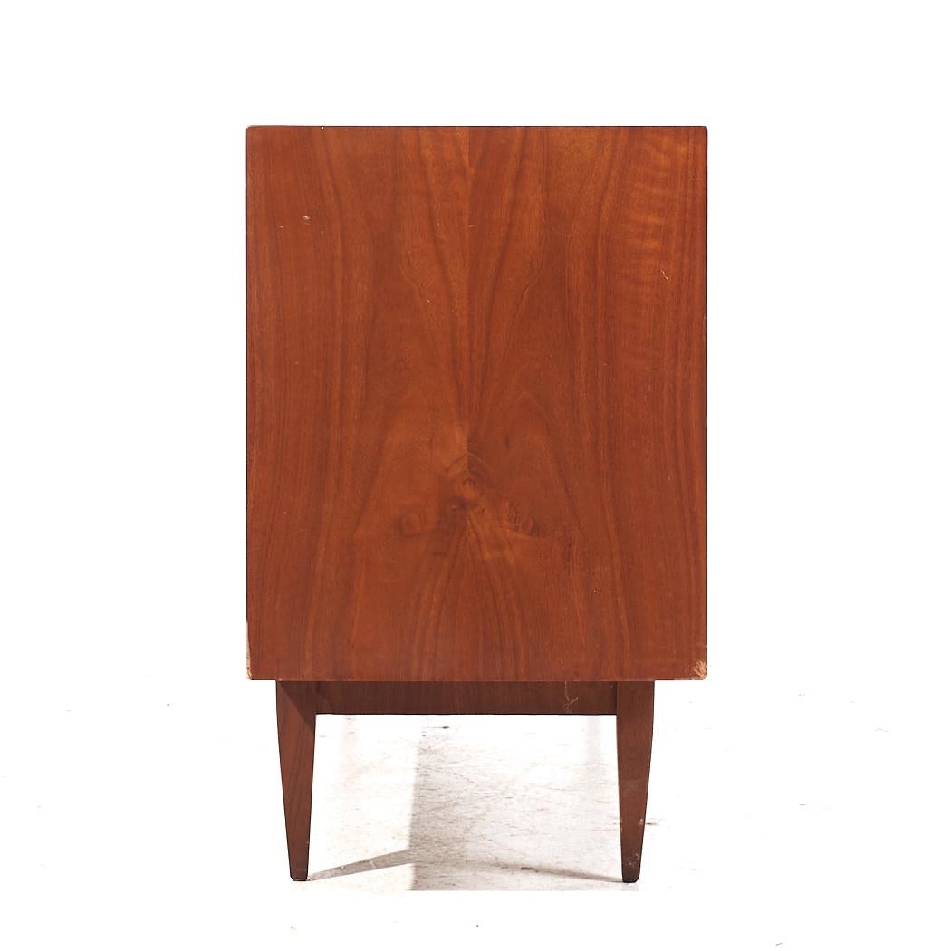 Americano Arne Vodder Style West Michigan Furniture Mid Century Furniture - Comò basso in legno di noce in vendita