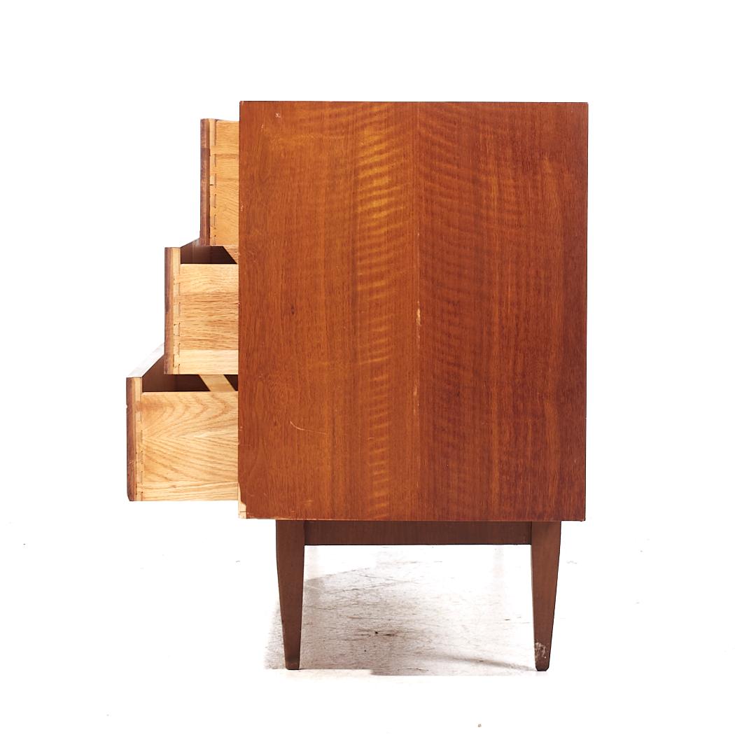 Arne Vodder Style West Michigan Furniture Mid Century Furniture - Comò basso in legno di noce In condizioni buone in vendita a Countryside, IL