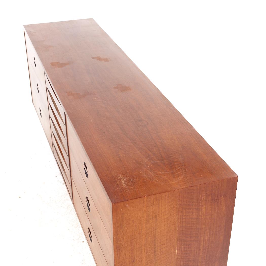 Fine XX secolo Arne Vodder Style West Michigan Furniture Mid Century Furniture - Comò basso in legno di noce in vendita