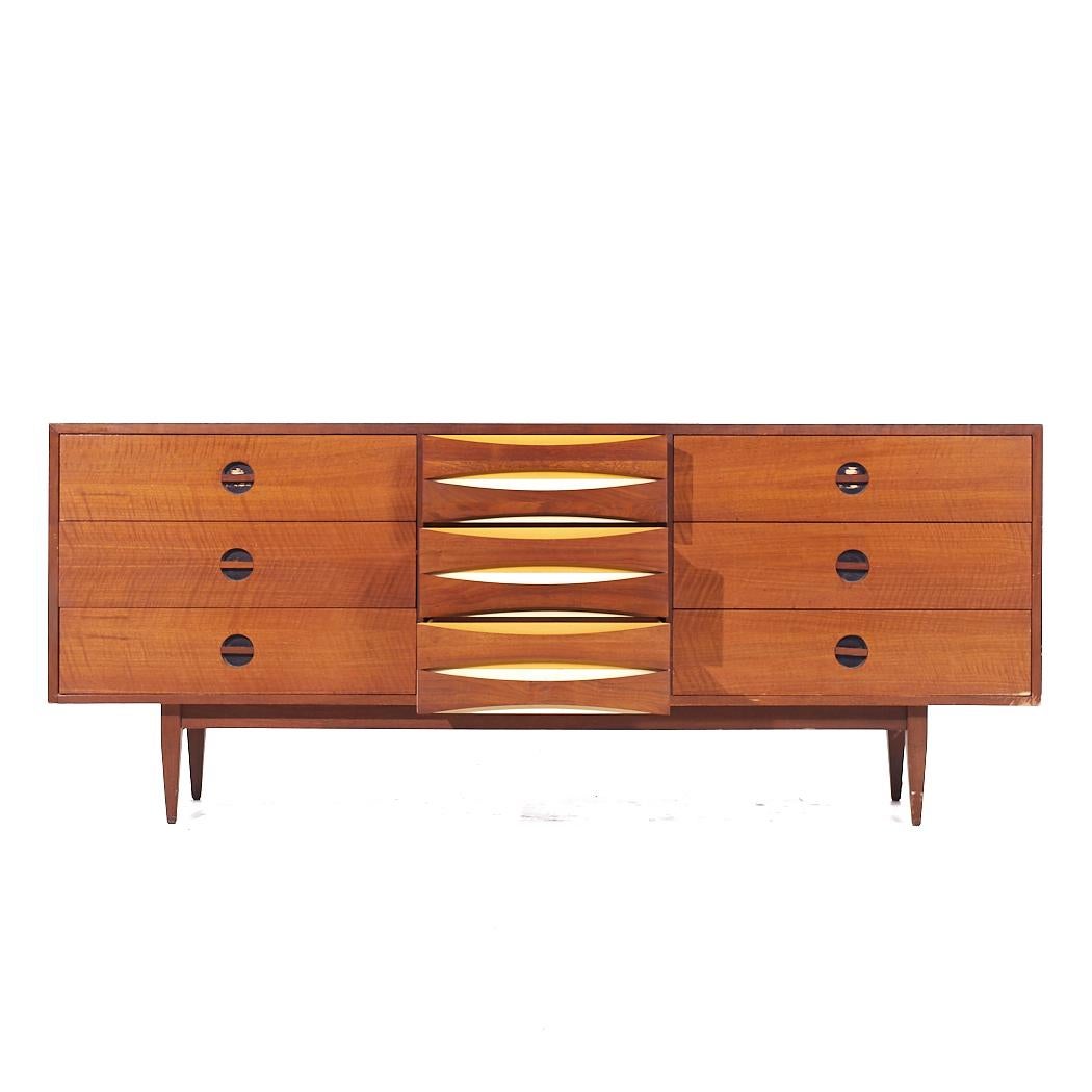 Noce Arne Vodder Style West Michigan Furniture Mid Century Furniture - Comò basso in legno di noce in vendita