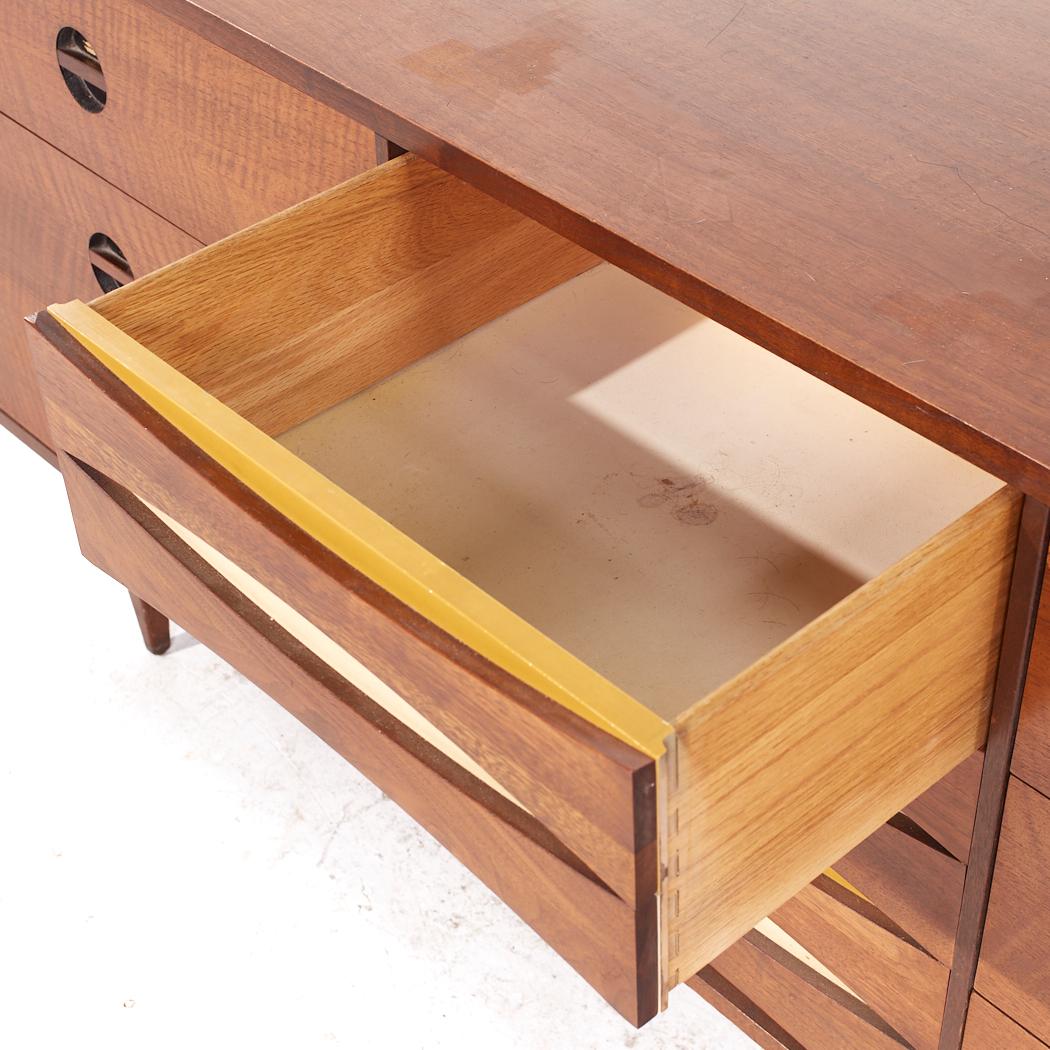 Arne Vodder Style West Michigan Furniture Mid Century Furniture - Comò basso in legno di noce in vendita 1