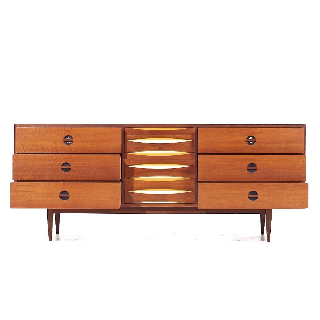 Arne Vodder Style West Michigan Furniture Mid Century Furniture - Comò basso in legno di noce in vendita 2