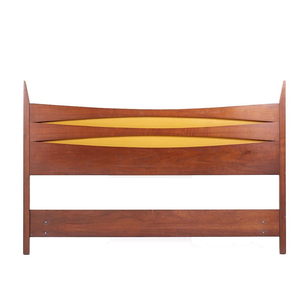 Arne Vodder Style West Michigan Furniture Mid Century Walnut Queen Headboard

This headboard measures: 62 wide x 1.25 deep x 41 inches high

We take our photos in a controlled lighting studio to show as much detail as possible. We do not Photoshop